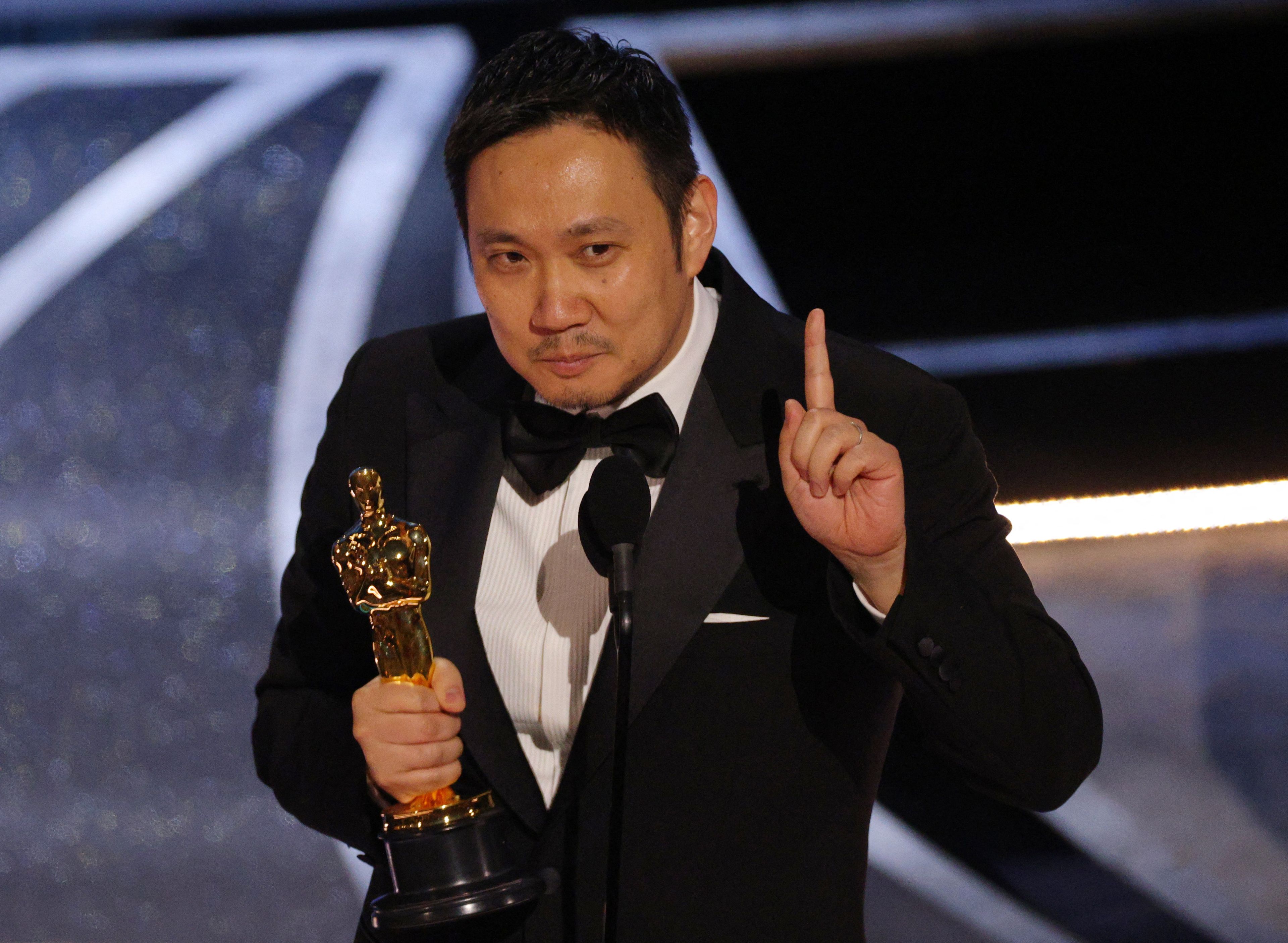 El director Ryusuke Hamaguchi acepta el Óscar a mejor película extranjera por 'Drive My Car'.