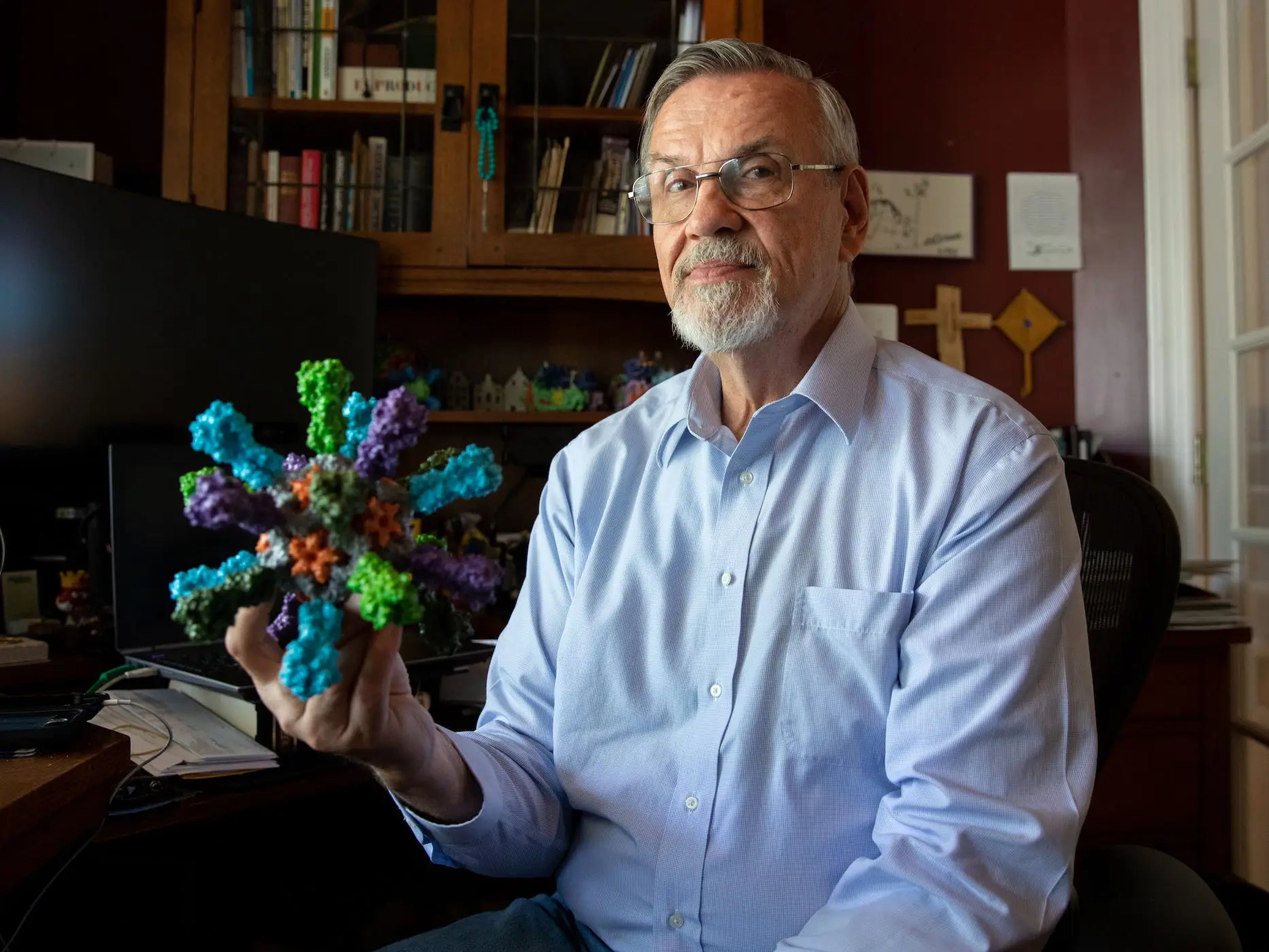 El Dr. Barney Graham y su equipo del Instituto Nacional de Alergias y Enfermedades Infecciosas (EEUU) investigaron durante años las vacunas de ARNm antes de que apareciera el COVID-19.
