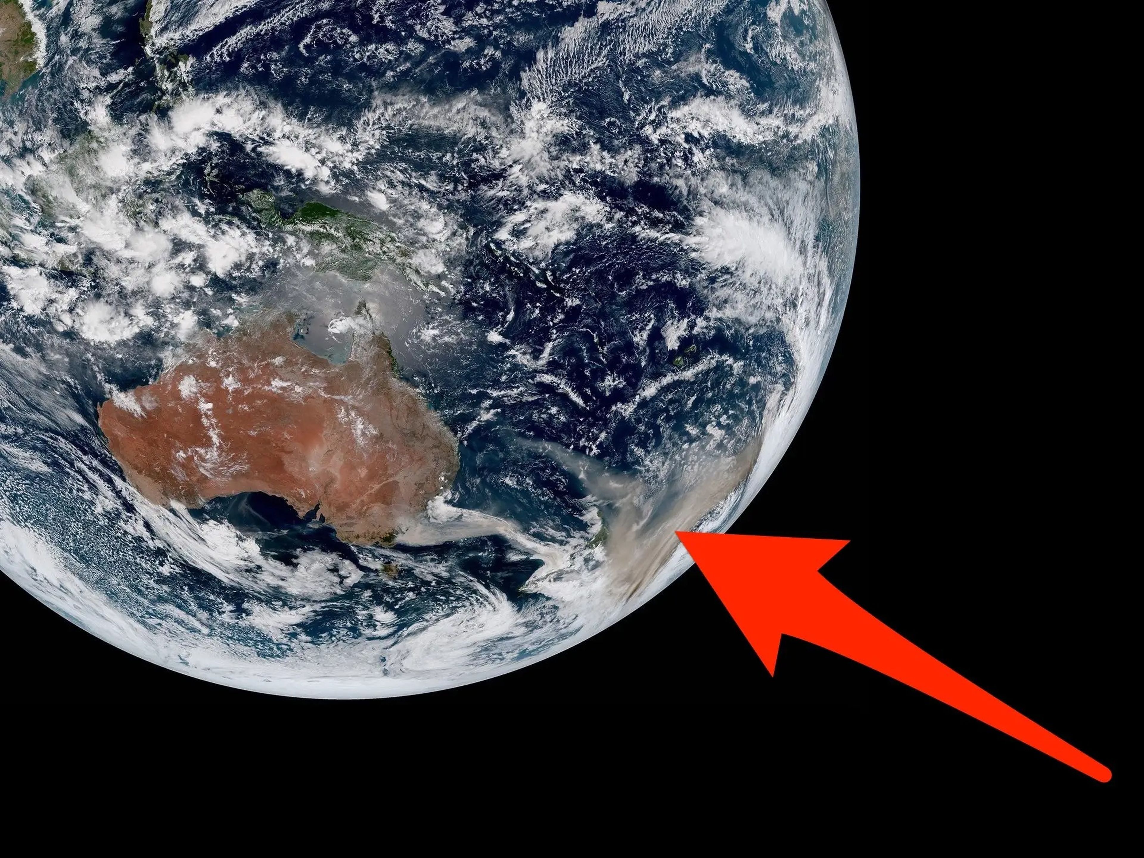 Vista del satélite Himawari-8 de los incendios forestales y las nubes de humo en Australia el 2 de enero de 2020.