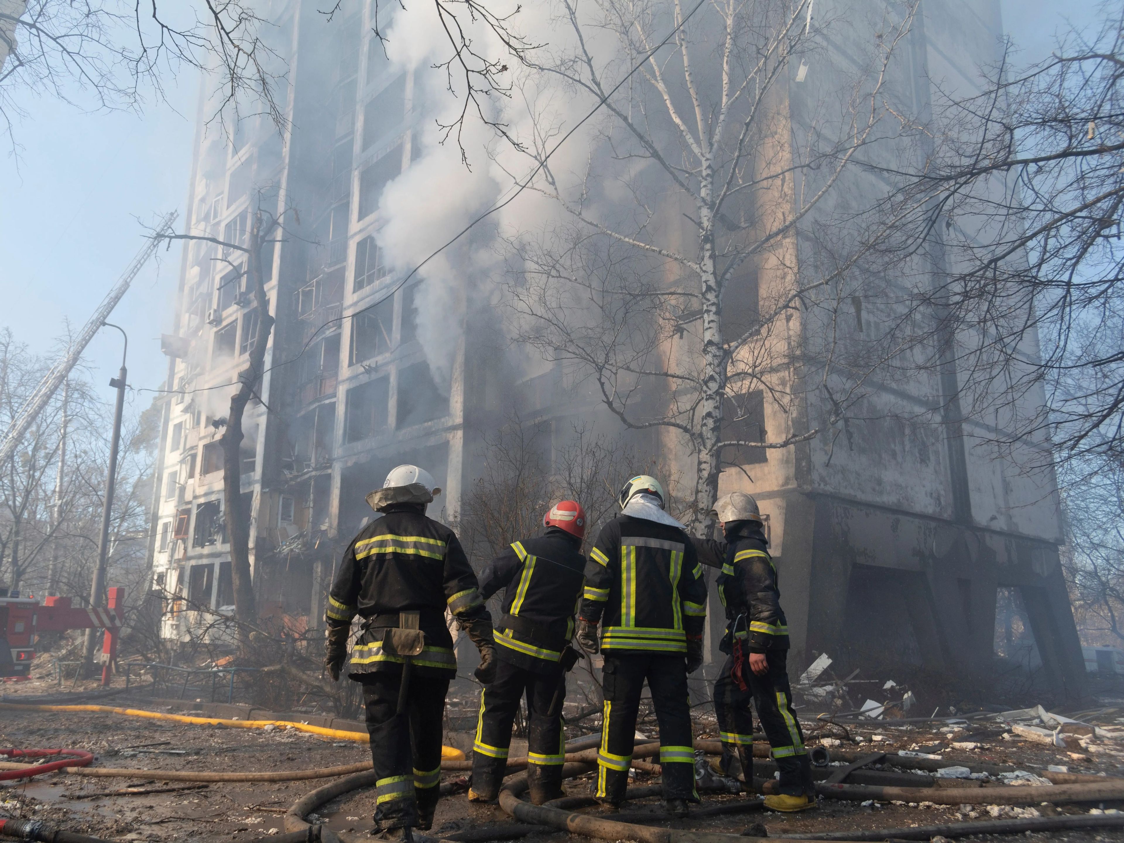 Bomberos extinguen el fuego creado por los bombardeos rusos en el distrito de Svyatoshyns'kyi, en Kiev, a 12 km del centro de la capital, el 15 de marzo de 2022.