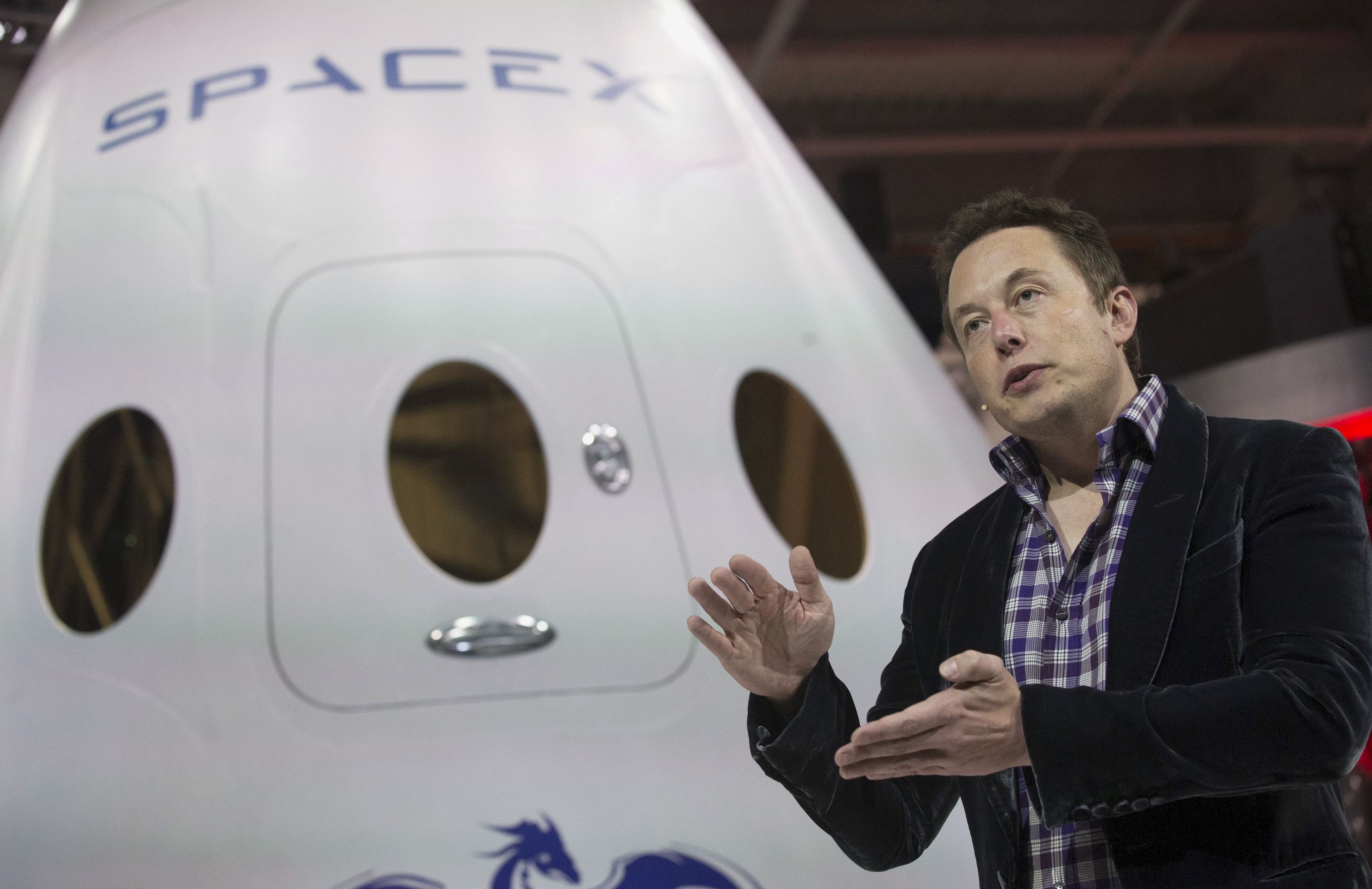 Elon Musk, CEO de Twitter, Tesla y SpaceX, frente a un cohete de su empresa.