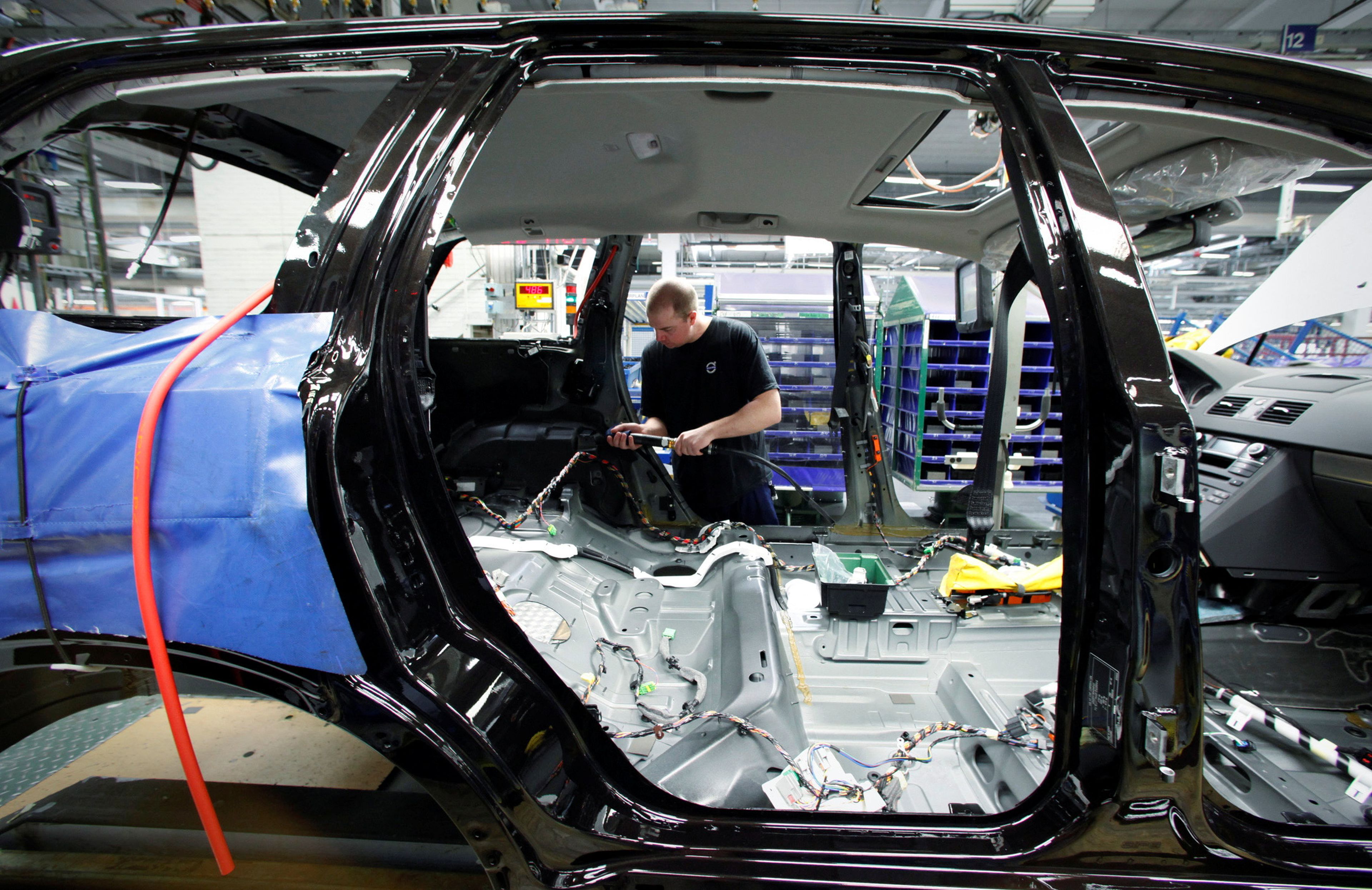 Un empleado de Volvo trabaja en el cableado de uno de sus vehículos en una fábrica de Gotemburgo, Suecia.
