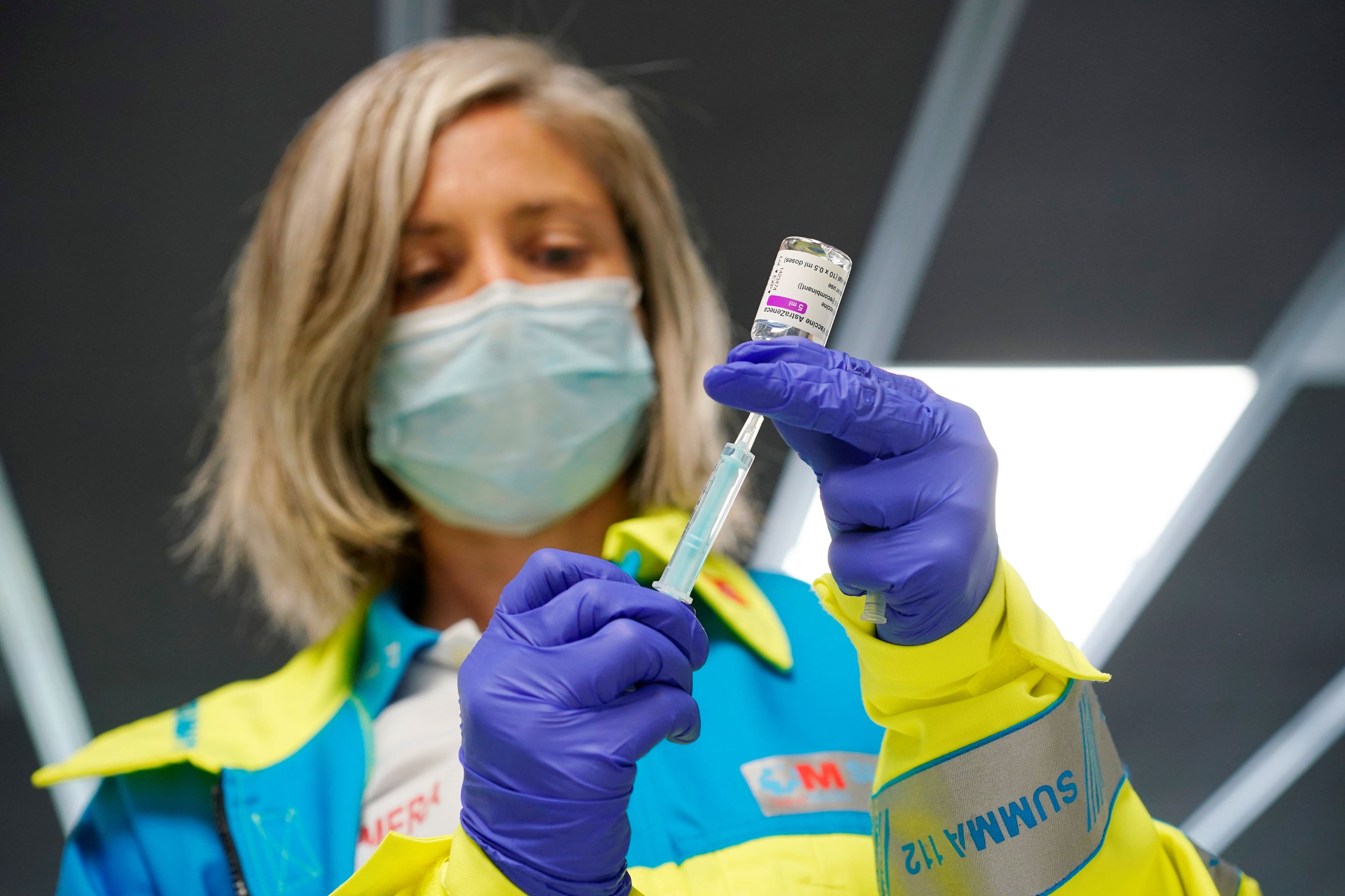 Enfermera prepara una dosis de la vacuna COVID-19 de AstraZeneca