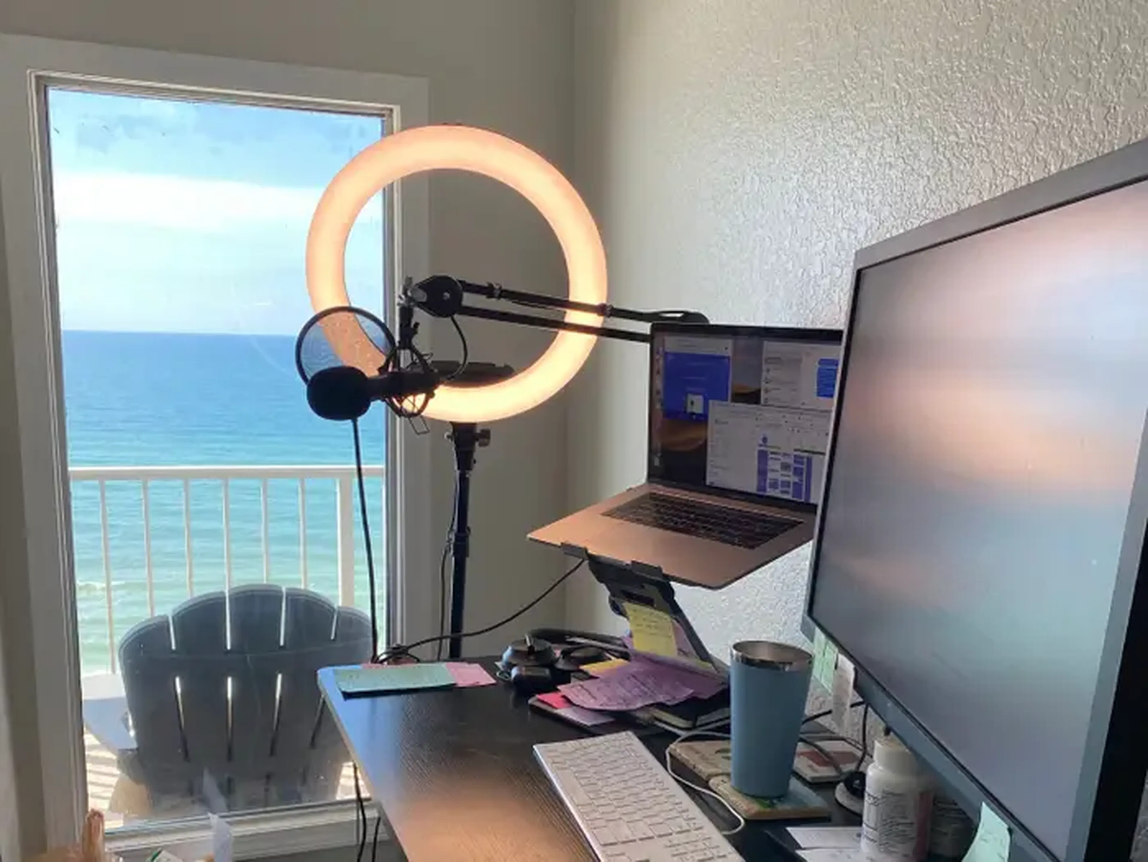 El entorno de trabajo de Lauren incluye una vista frente a la playa.