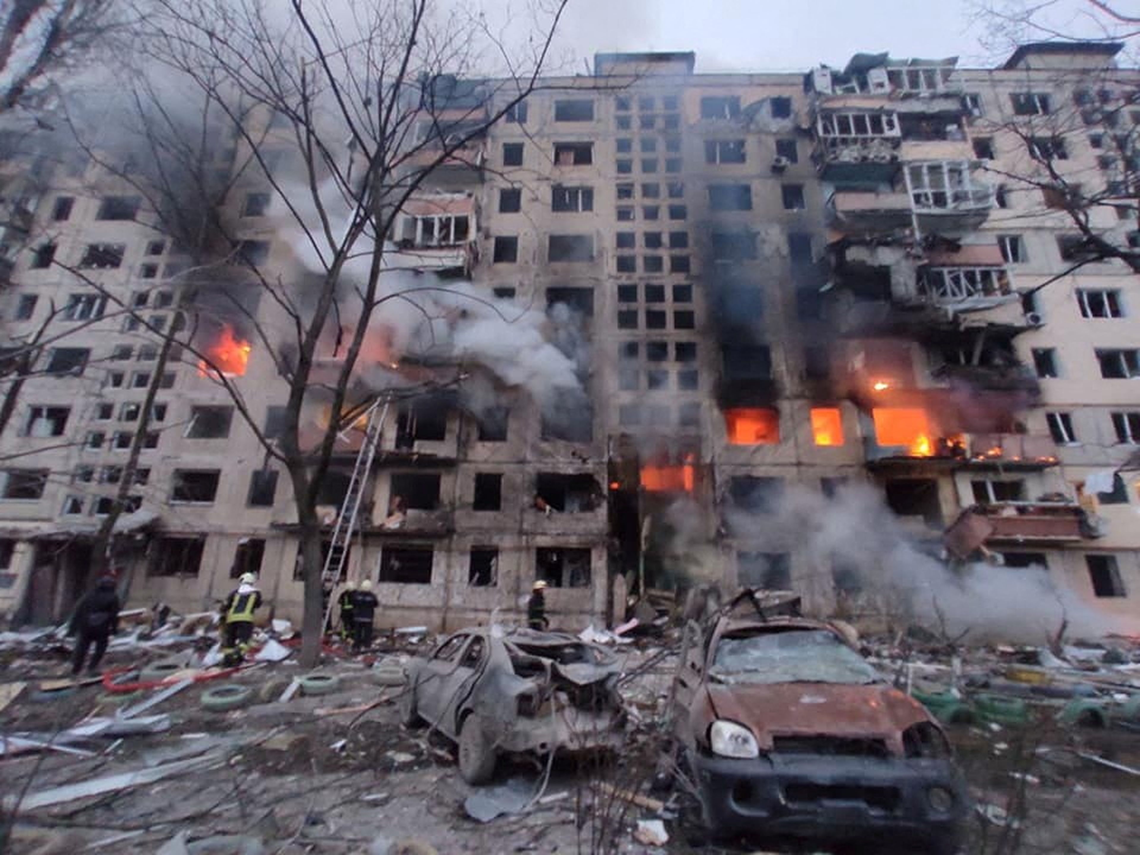 Los equipos de rescate trabajan junto a un edificio residencial dañado por los bombardeos en Kiev
