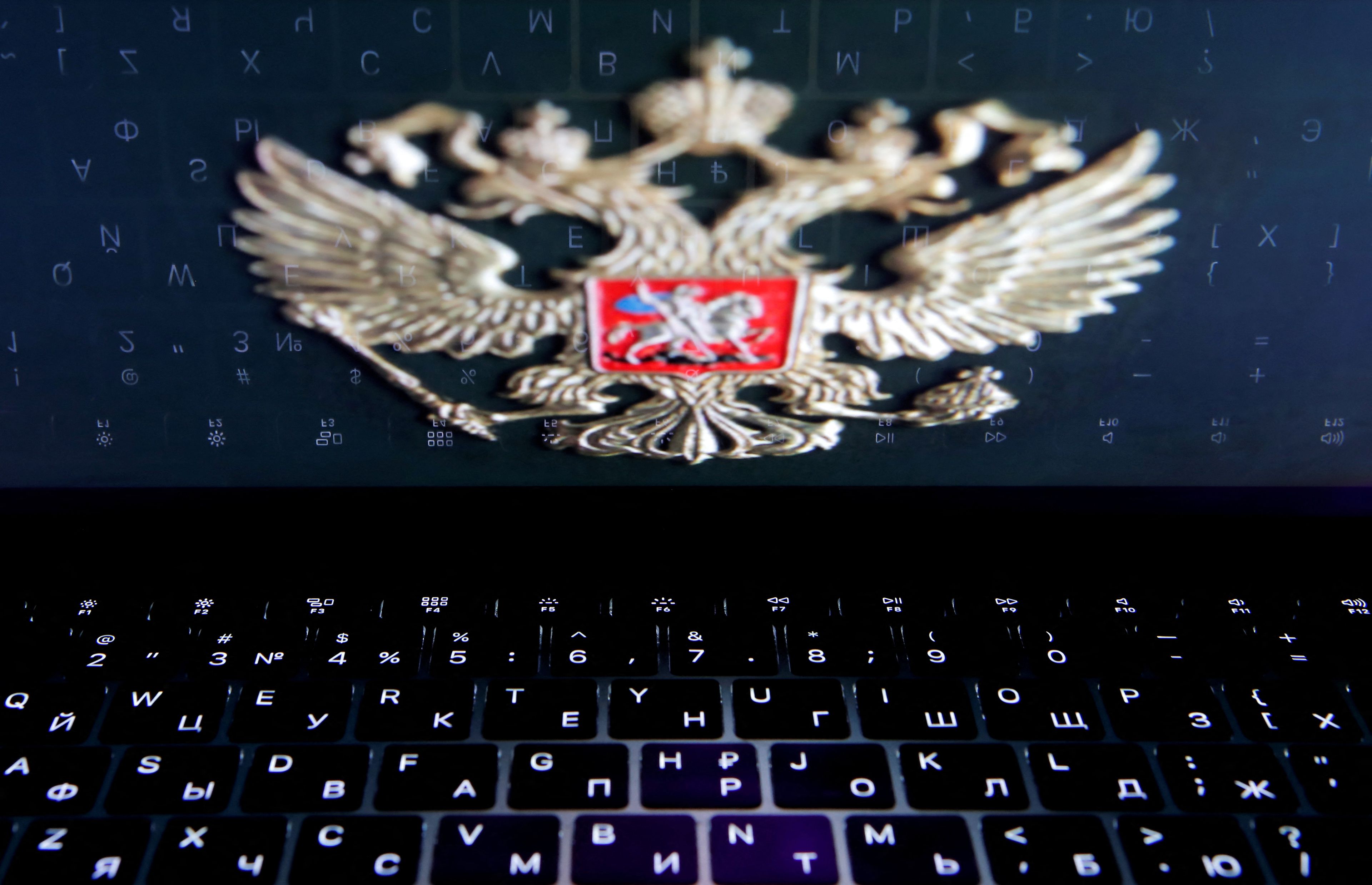 El escudo de armas ruso aparece sobre este teclado en cirílico. La ciberguerra entre Ucrania y Rusia es total.