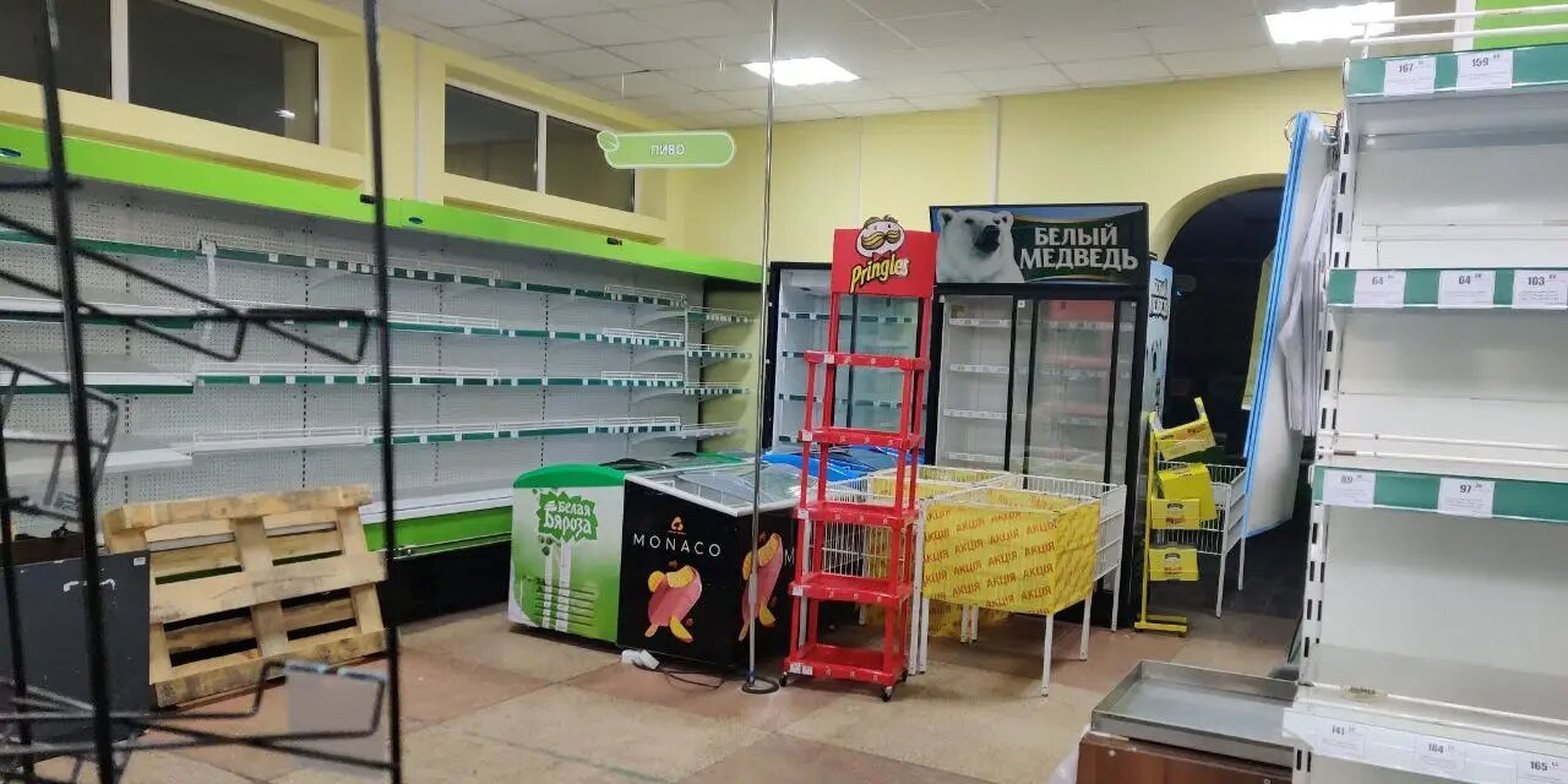 Estantes vacíos en una tienda de comestibles en Jersón.