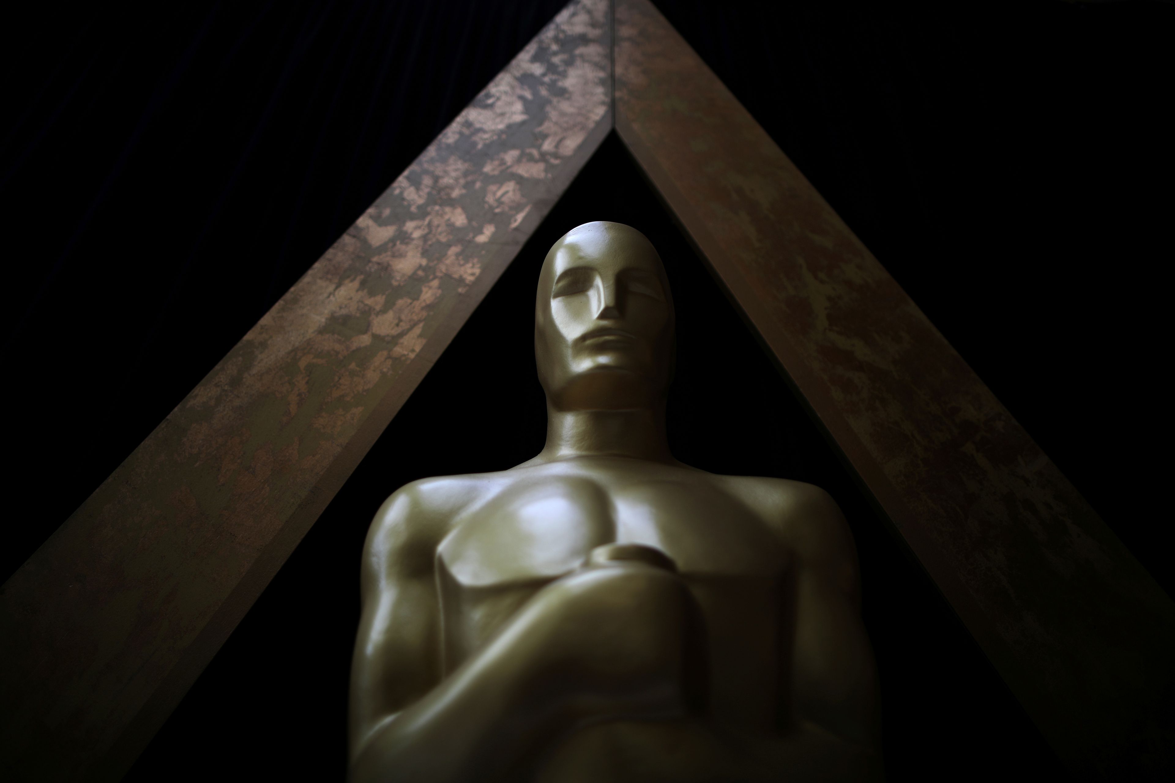 Una estatua gigante de un Premio Oscar