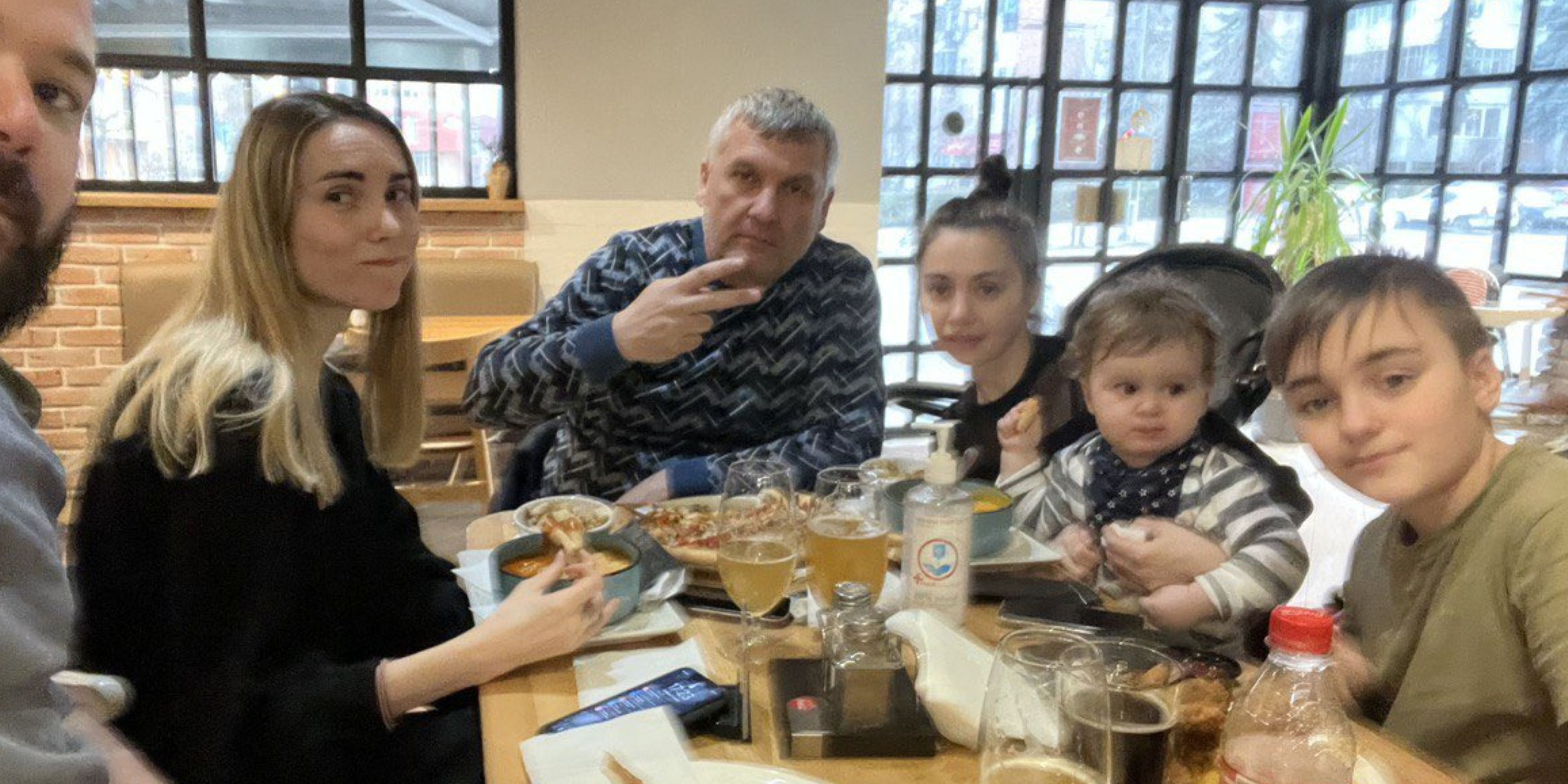 Una familia ucraniana disfruta de una pizza antes de que estalle la guerra.