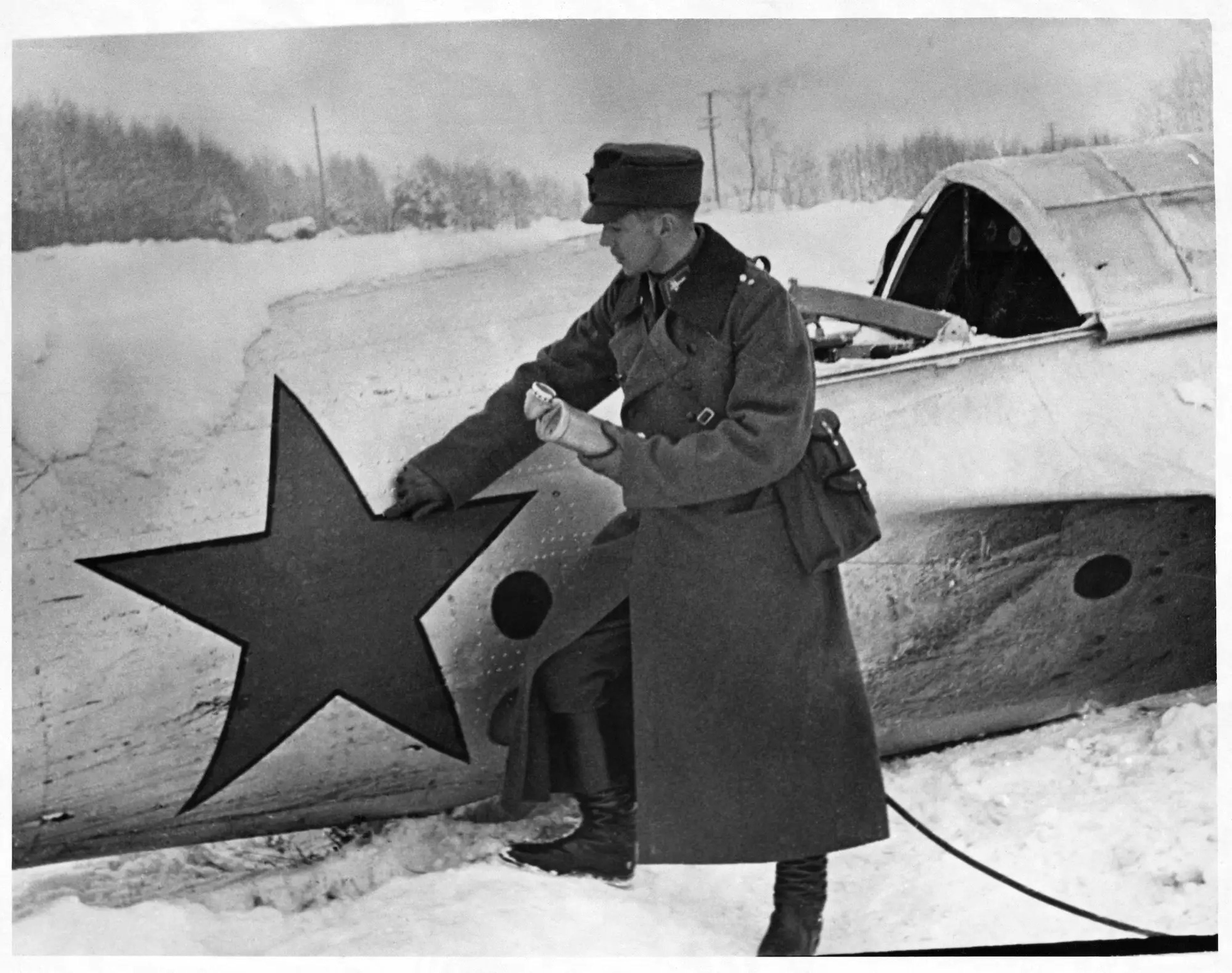 Un locutor de radio finlandés relata el derribo de un bombardero soviético por un caza finlandés en 1939.