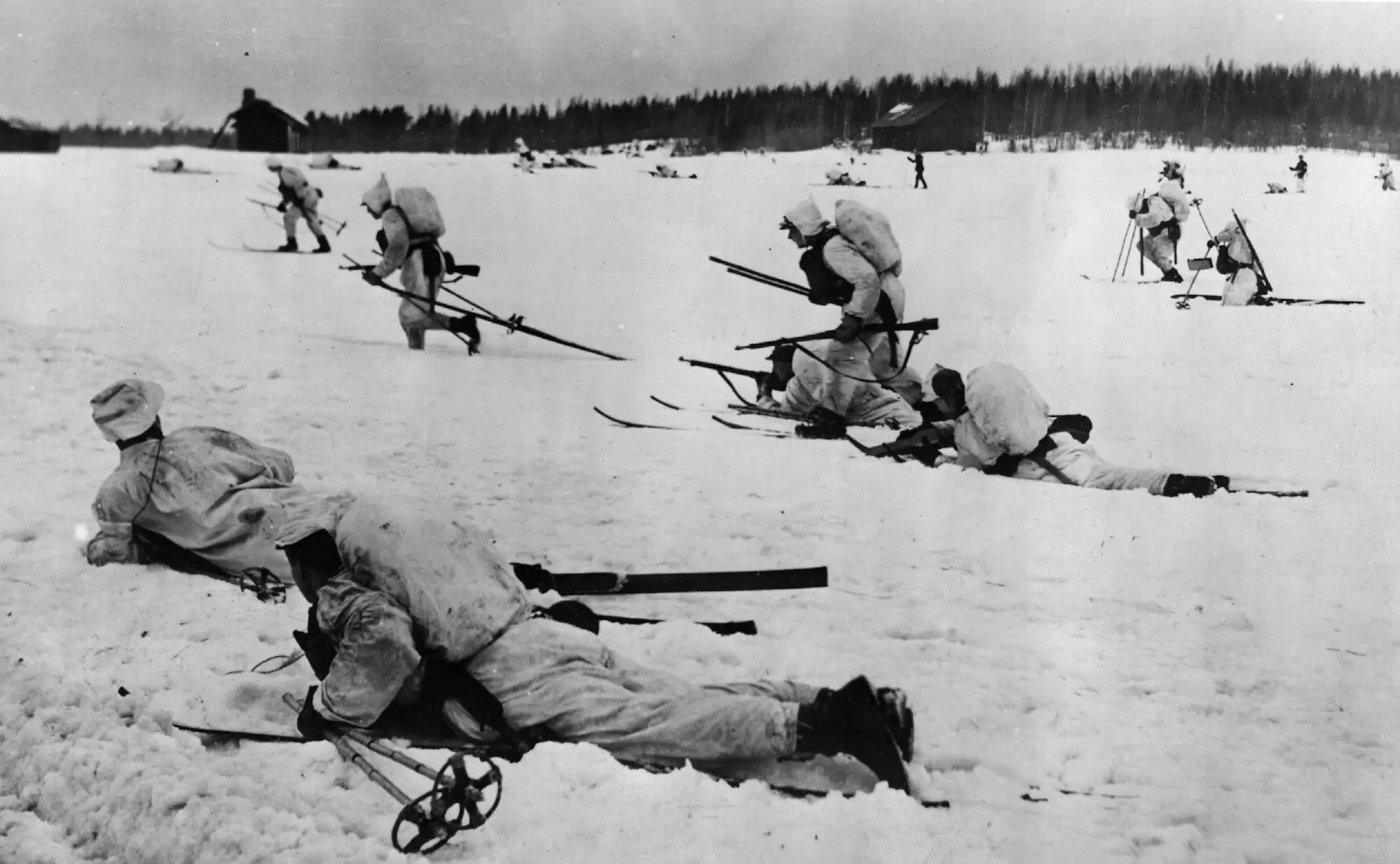 Infantería finlandesa en esquís en octubre de 1939. Las tropas finlandesas montadas en esquís infligieron una gran cantidad de bajas entre los soviéticos.
