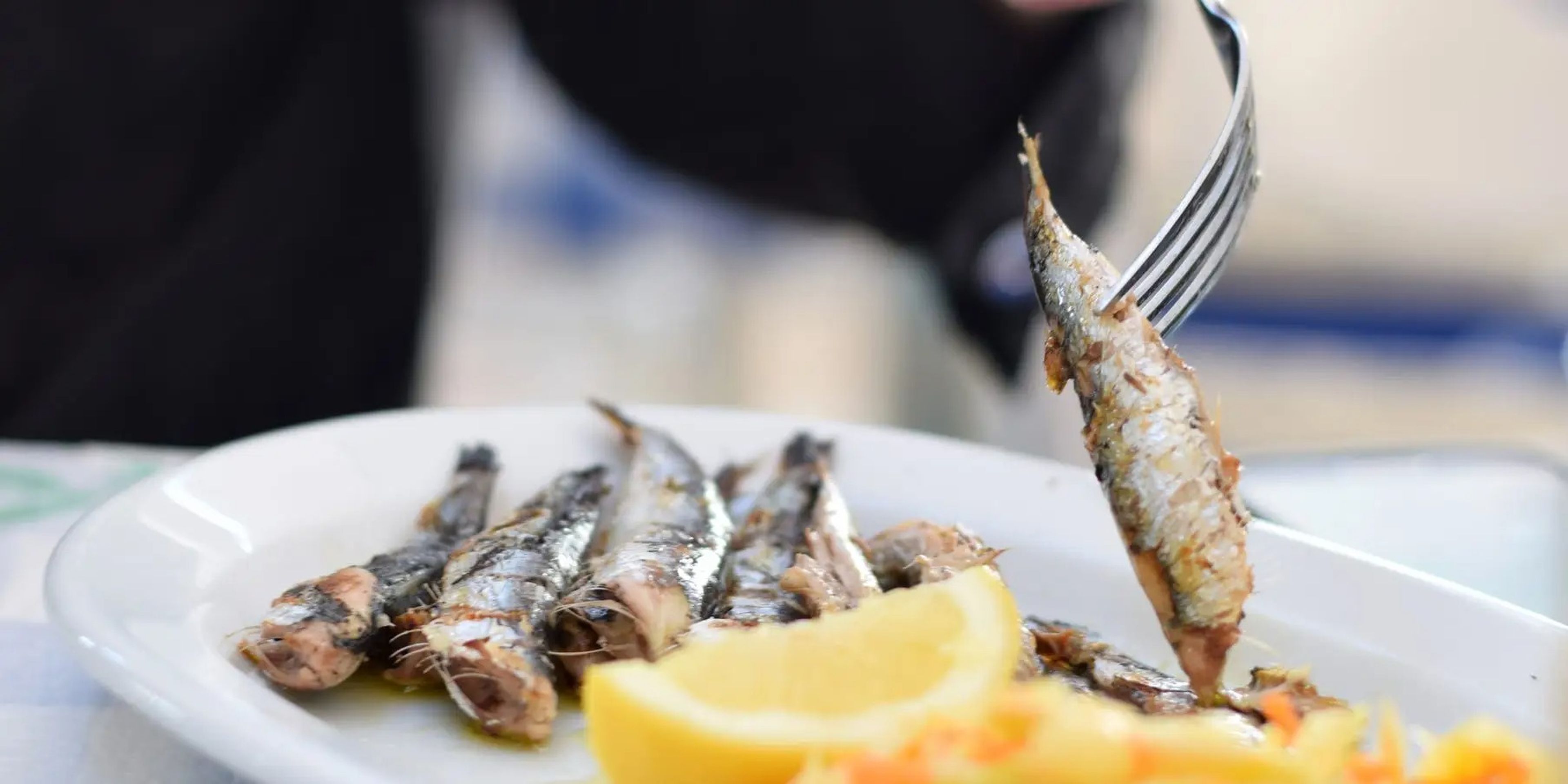 Comer sardinas y otros pescados pequeños es una buena manera de obtener una gran cantidad de omega-3 en una porción pequeña.