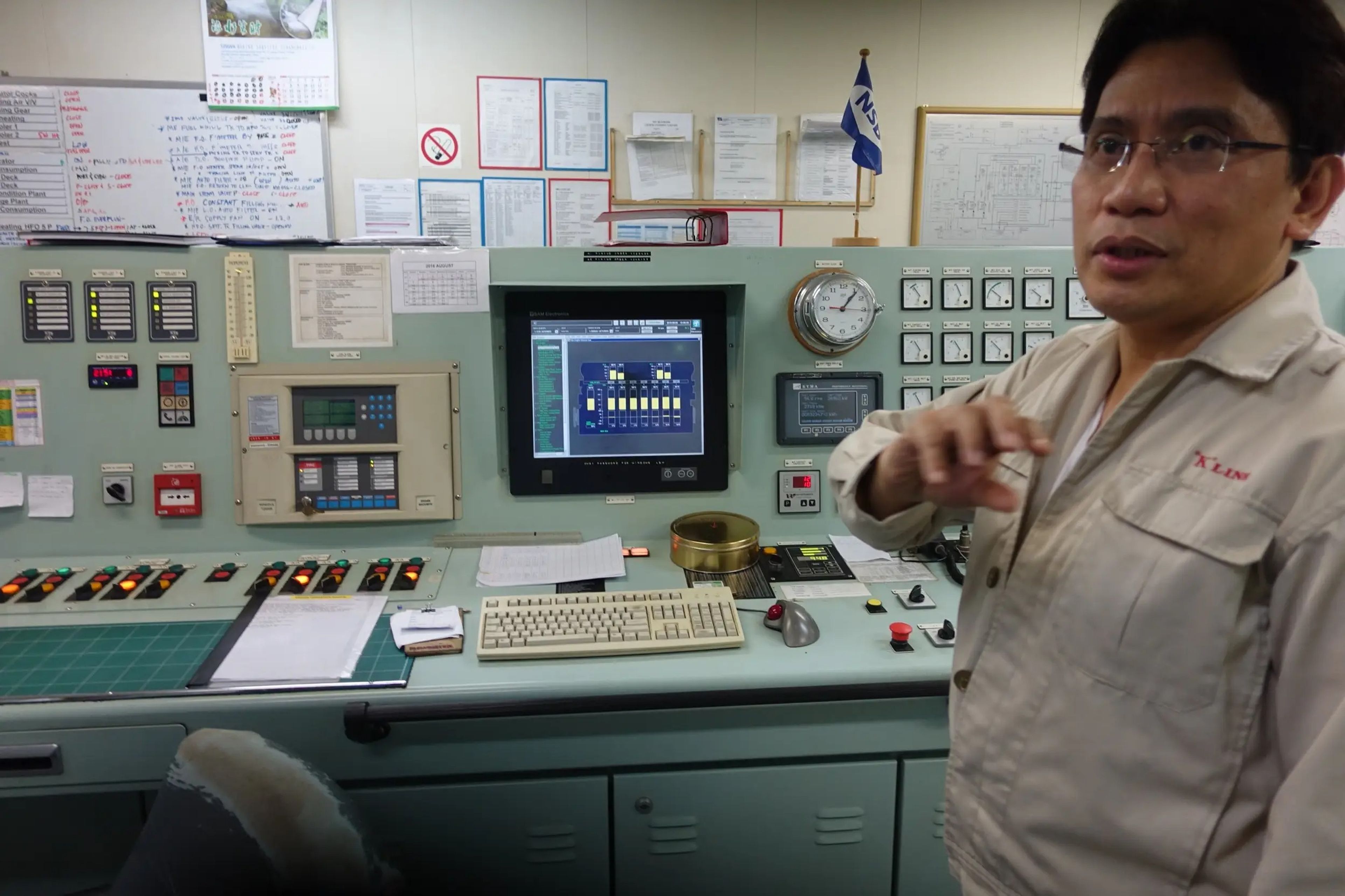 Un miembro de la tripulación explica los controles de la sala de máquinas.