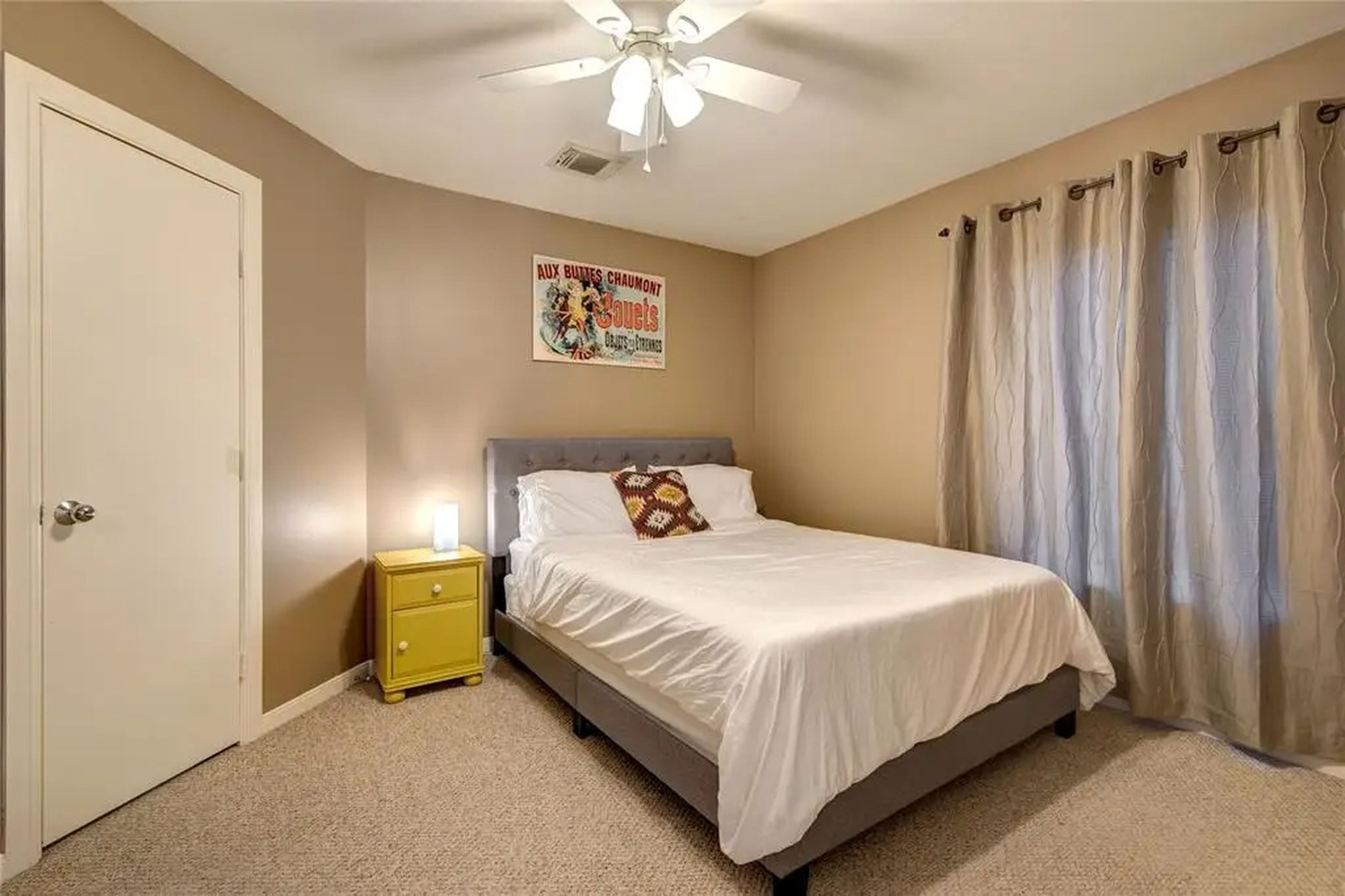 La decoración del dormitorio es más minimalista que la de otras zonas de la casa.