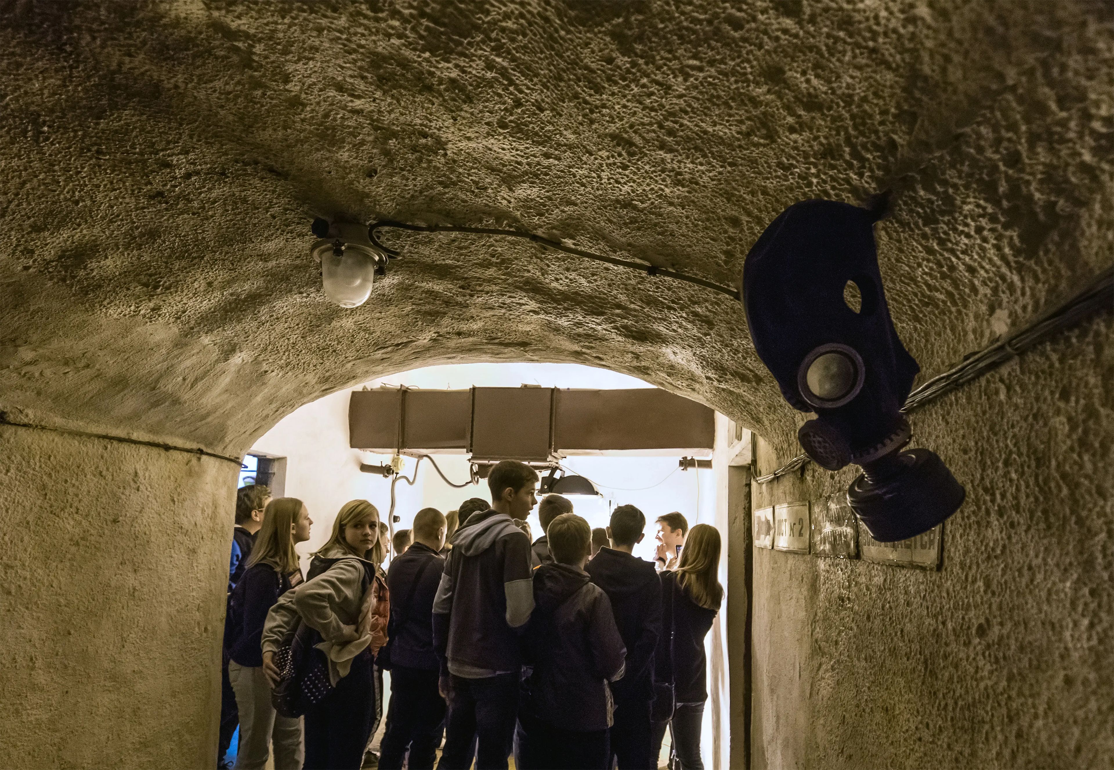 Un grupo de adolescentes asiste a una excursión en el museo Underground Sevastopol dentro de un búnker nuclear en funcionamiento en Sebastopol, Crimea, el 16 de octubre de 2018.