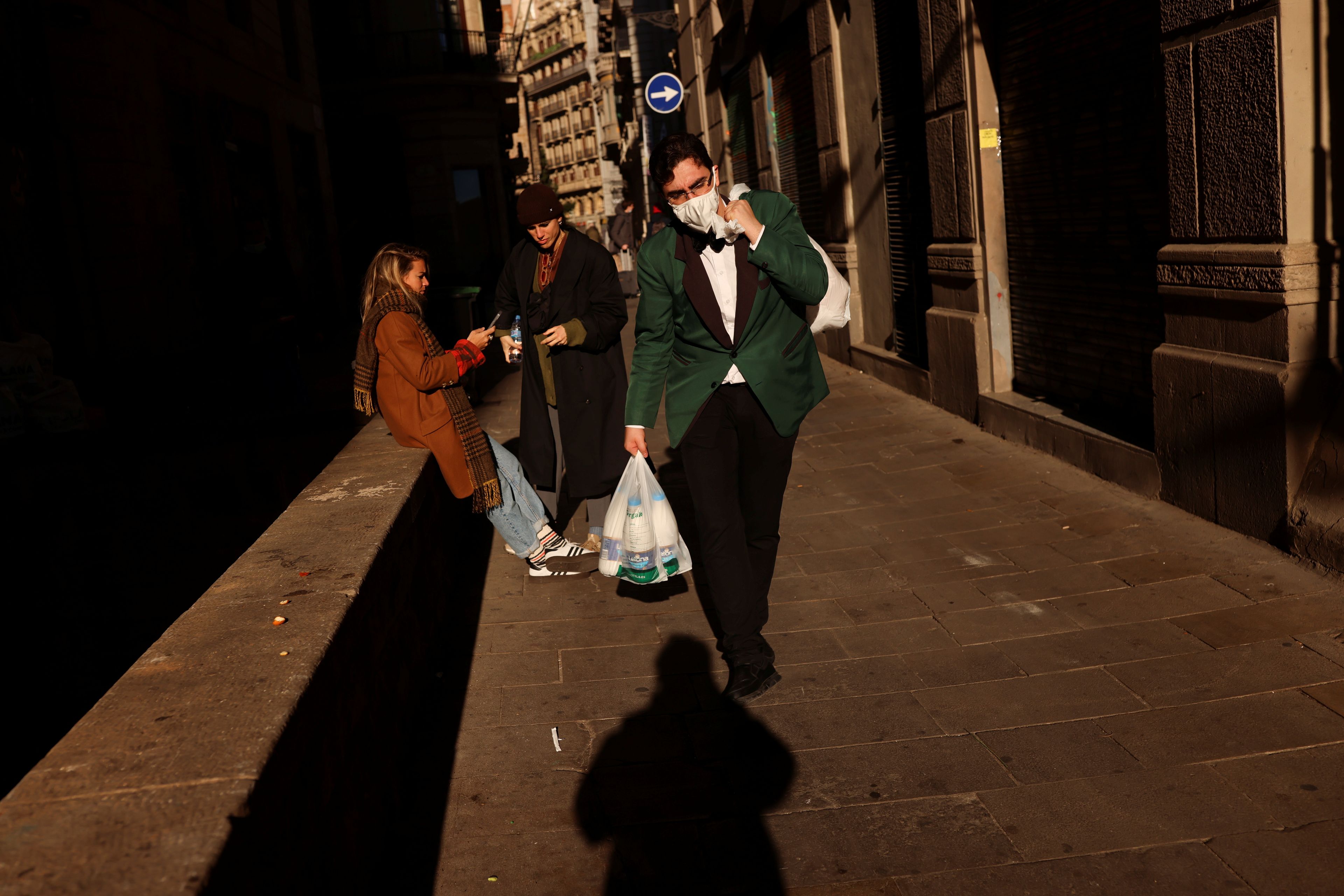 Gente por la calle durante la pandemia.
