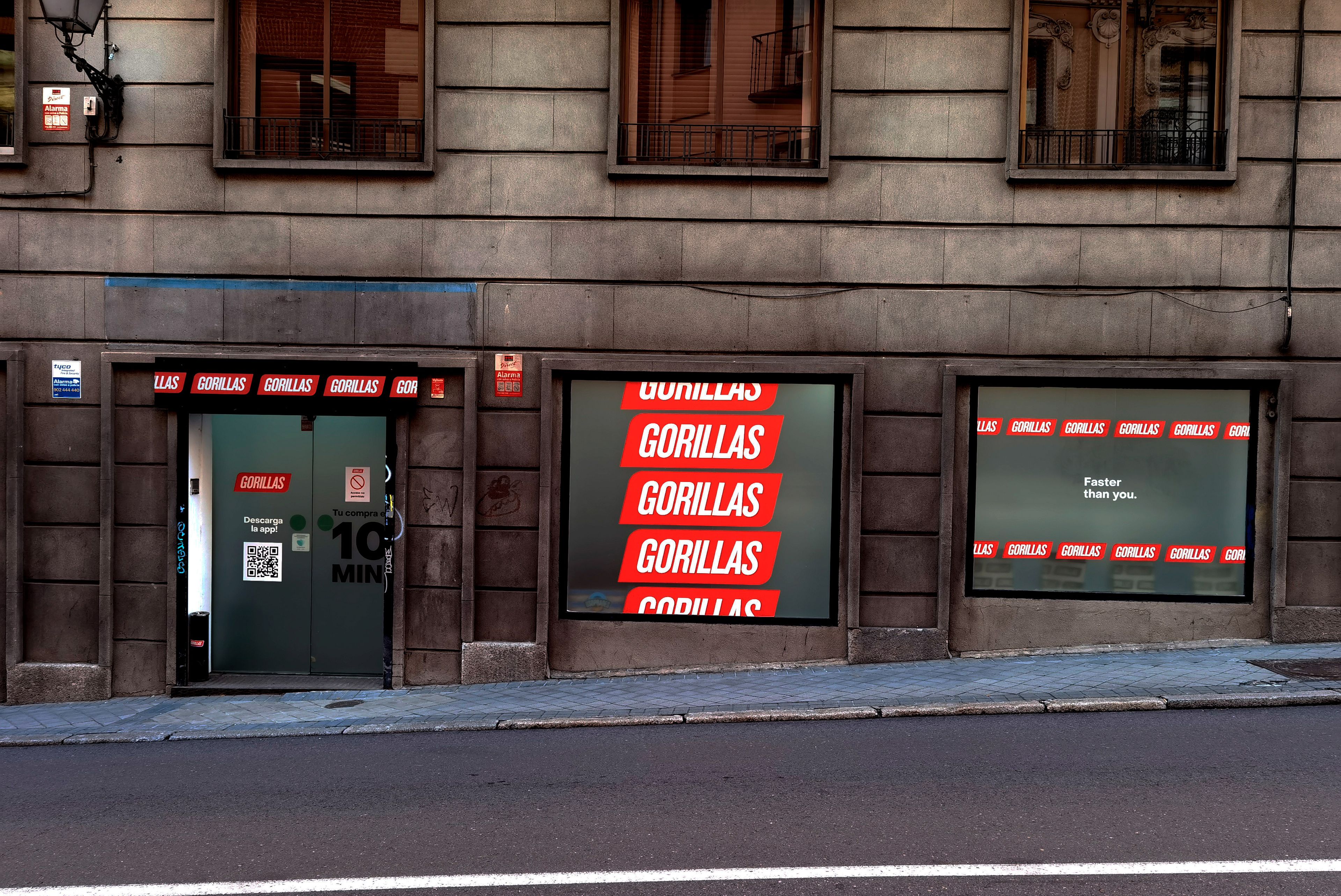 El exterior de uno de los 'supermercados fantasma' de Gorillas en una estrecha calle de Madrid.