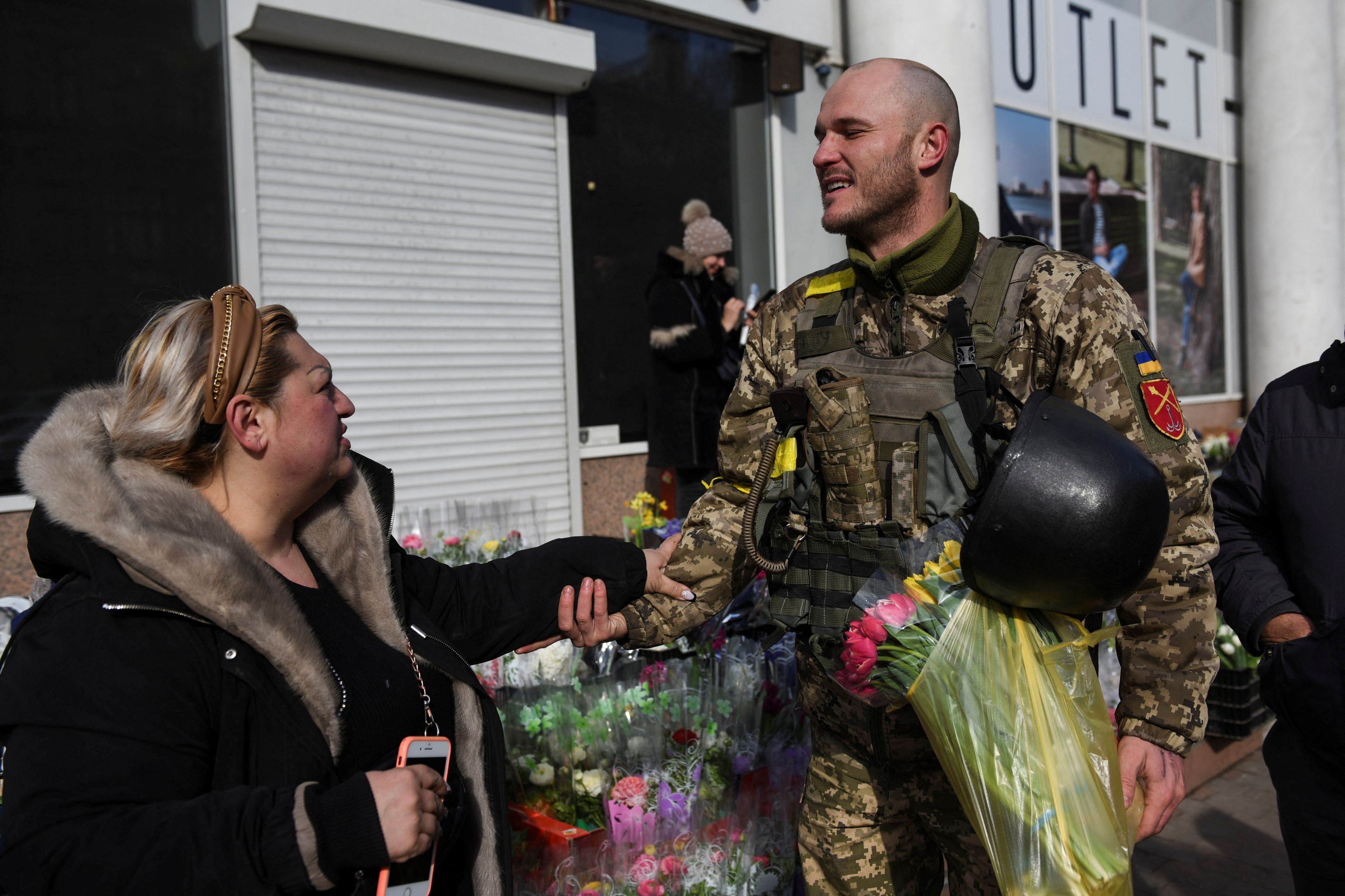 Guerra en Ucrania, soldado ucraniano con flores