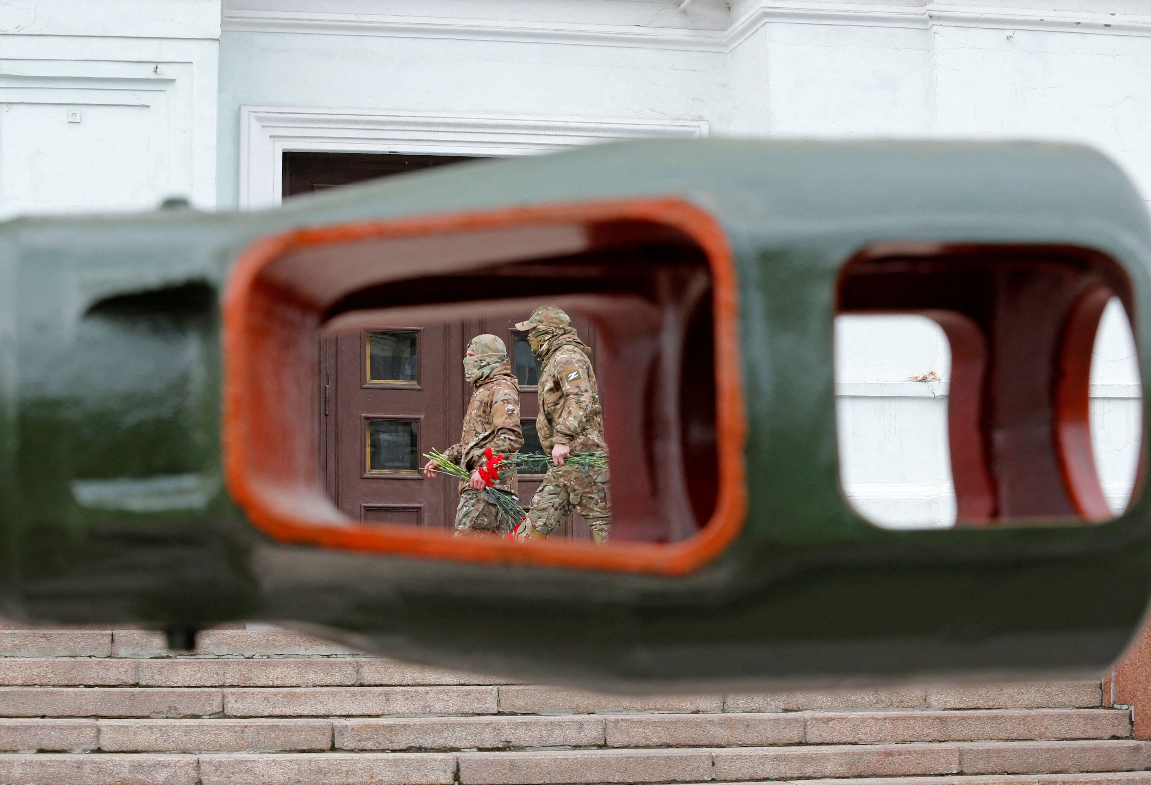 Guerra en Ucrania, soldados vistos a través de un tanque