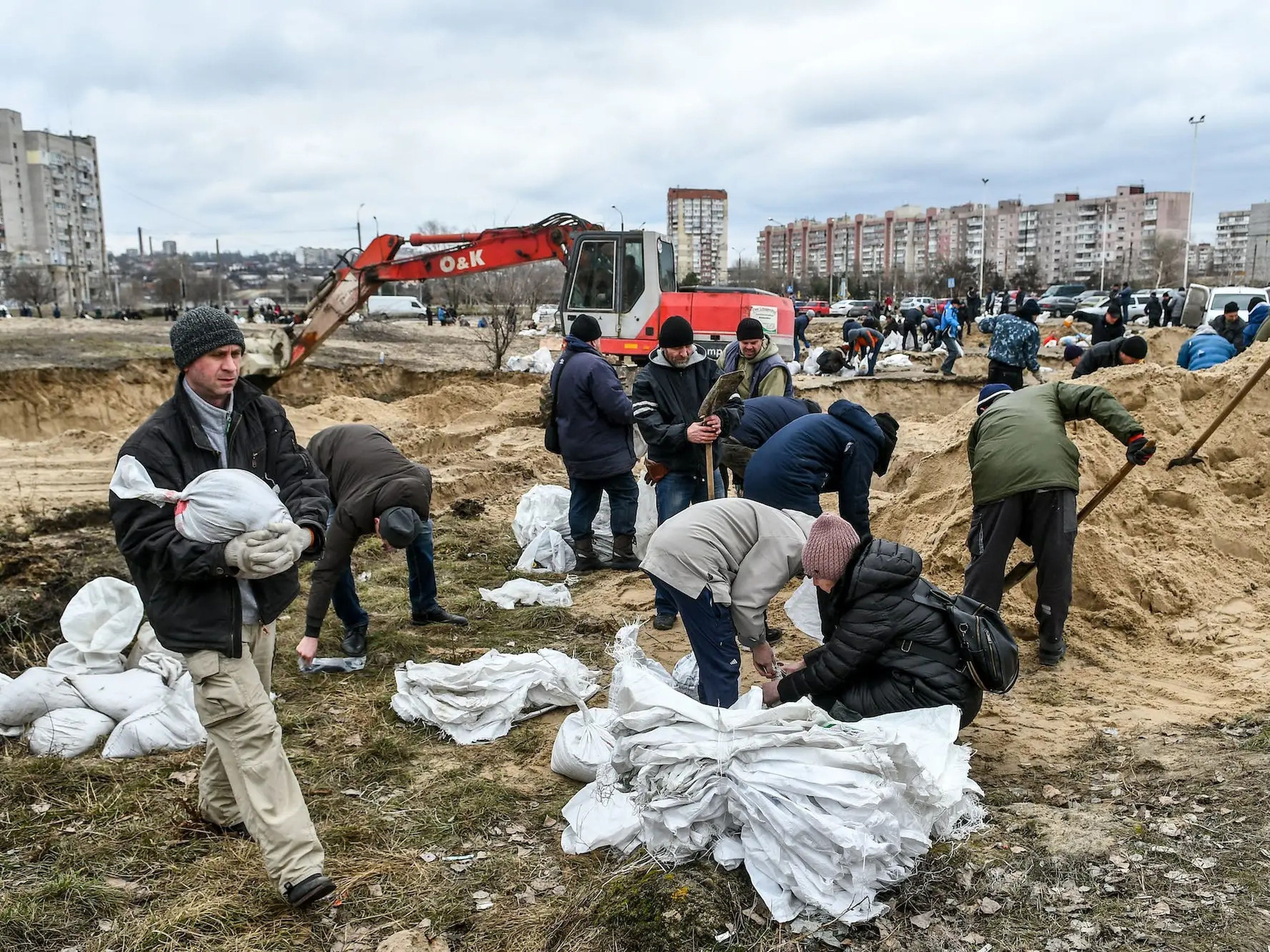 Los habitantes de Zaporizhzhia preparan barricadas de arena para las carreteras debido a los ataques de Rusia a Ucrania el 4 de marzo de 2022.