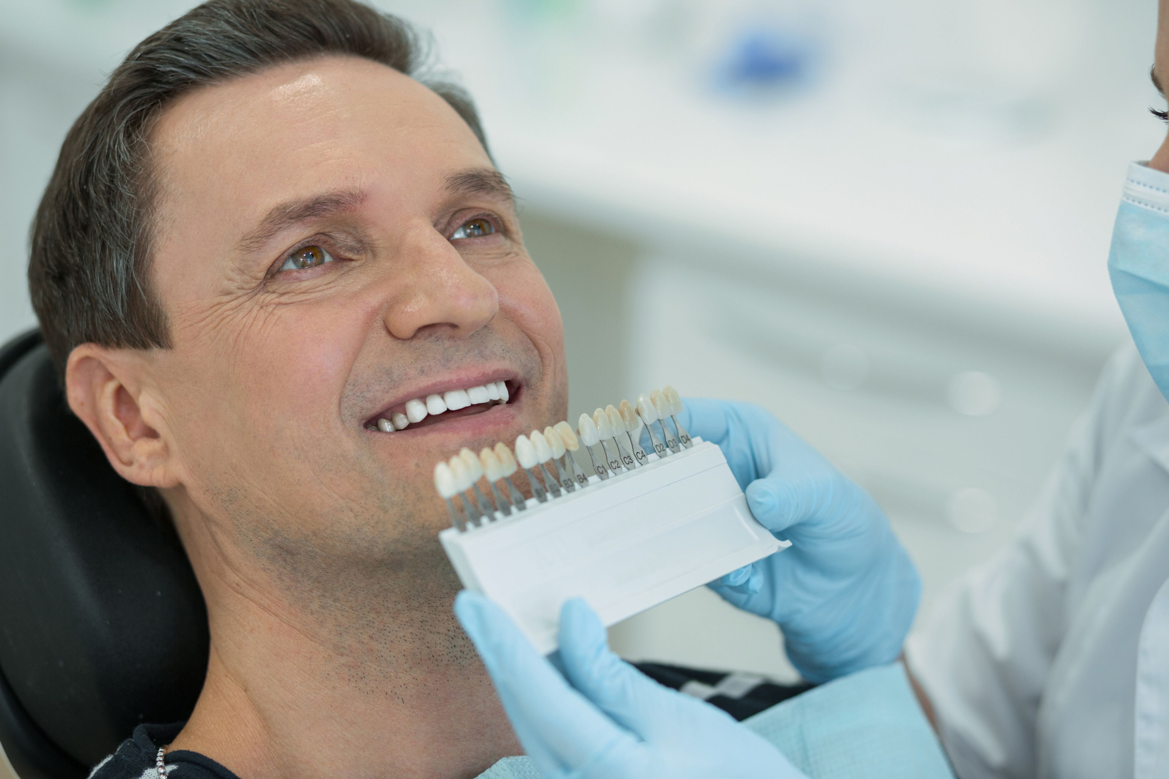 Hombre en el dentista haciéndose un blanqueamiento dental