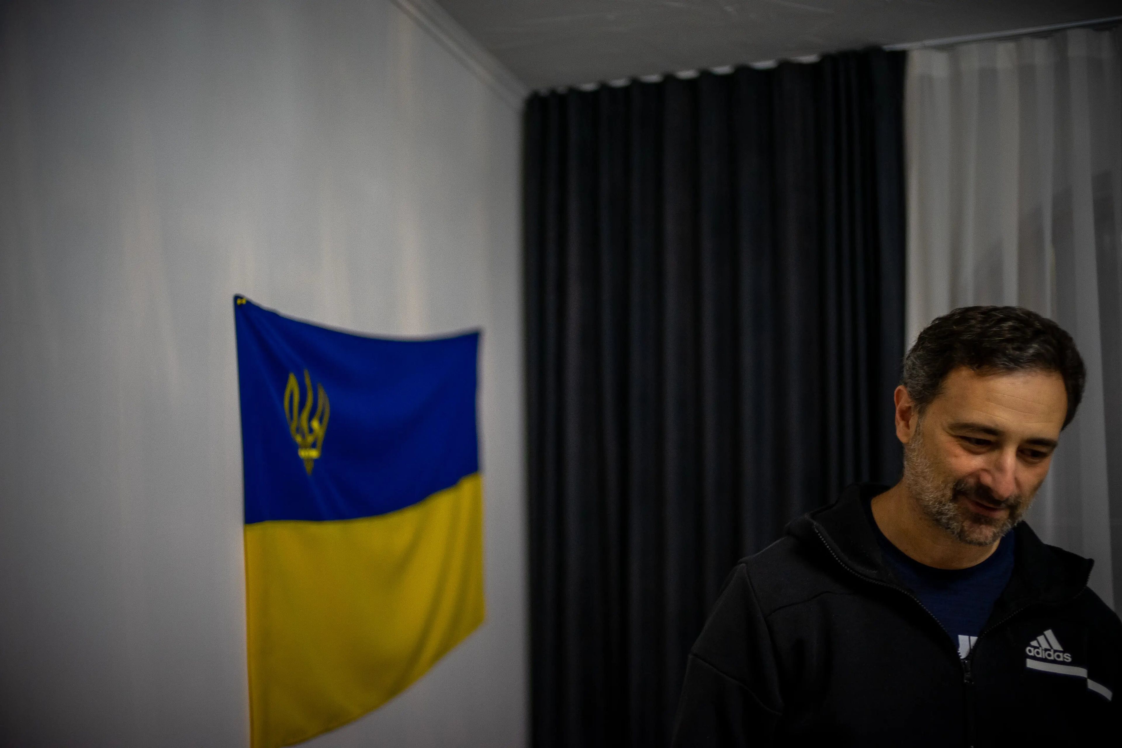 Igor Smelyansky, director general de Ukrposhta, con la bandera ucraniana.