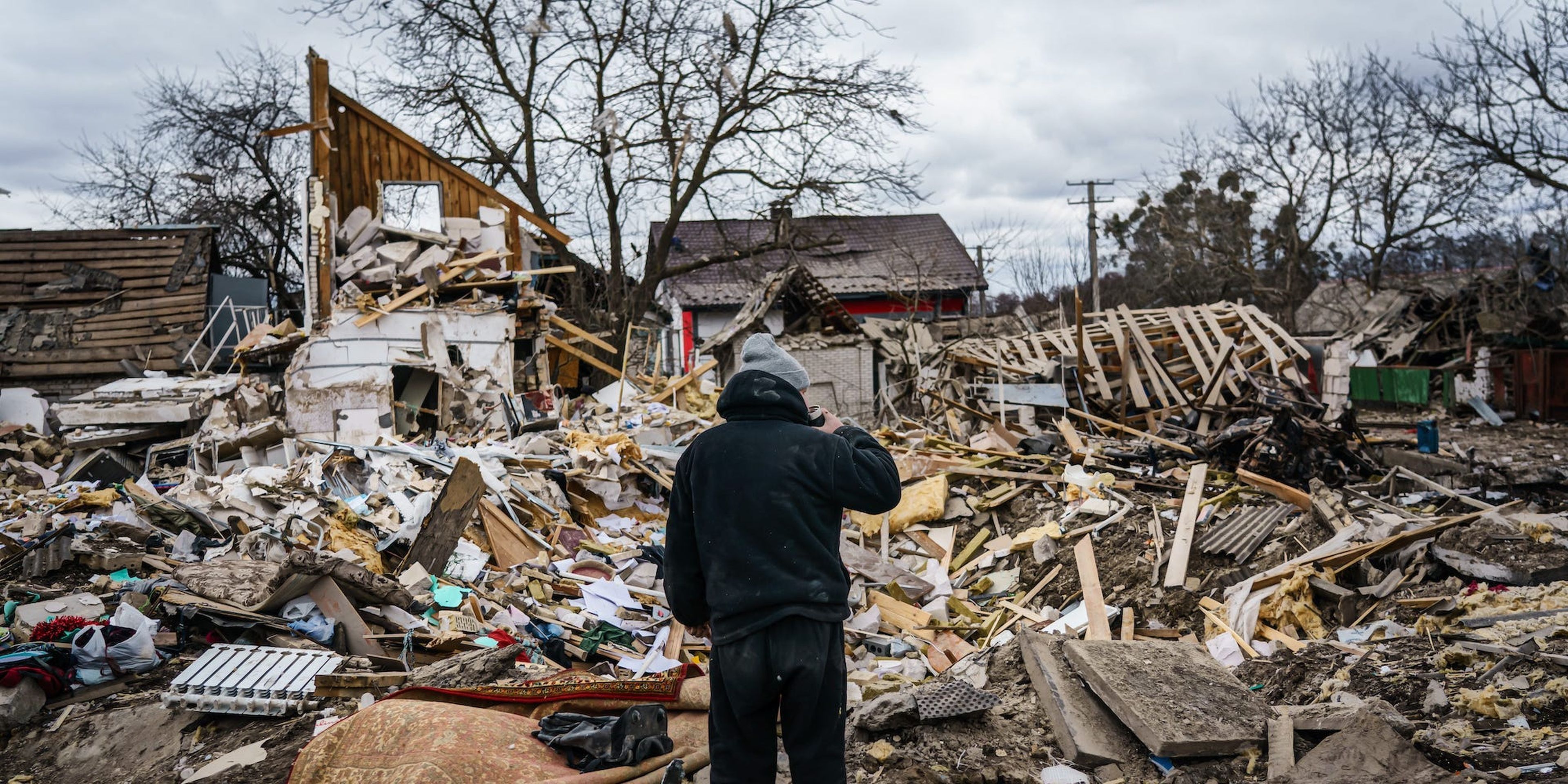 Un hombre observa los escombros de su casa destruida por un presunto ataque aéreo ruso en Ucrania