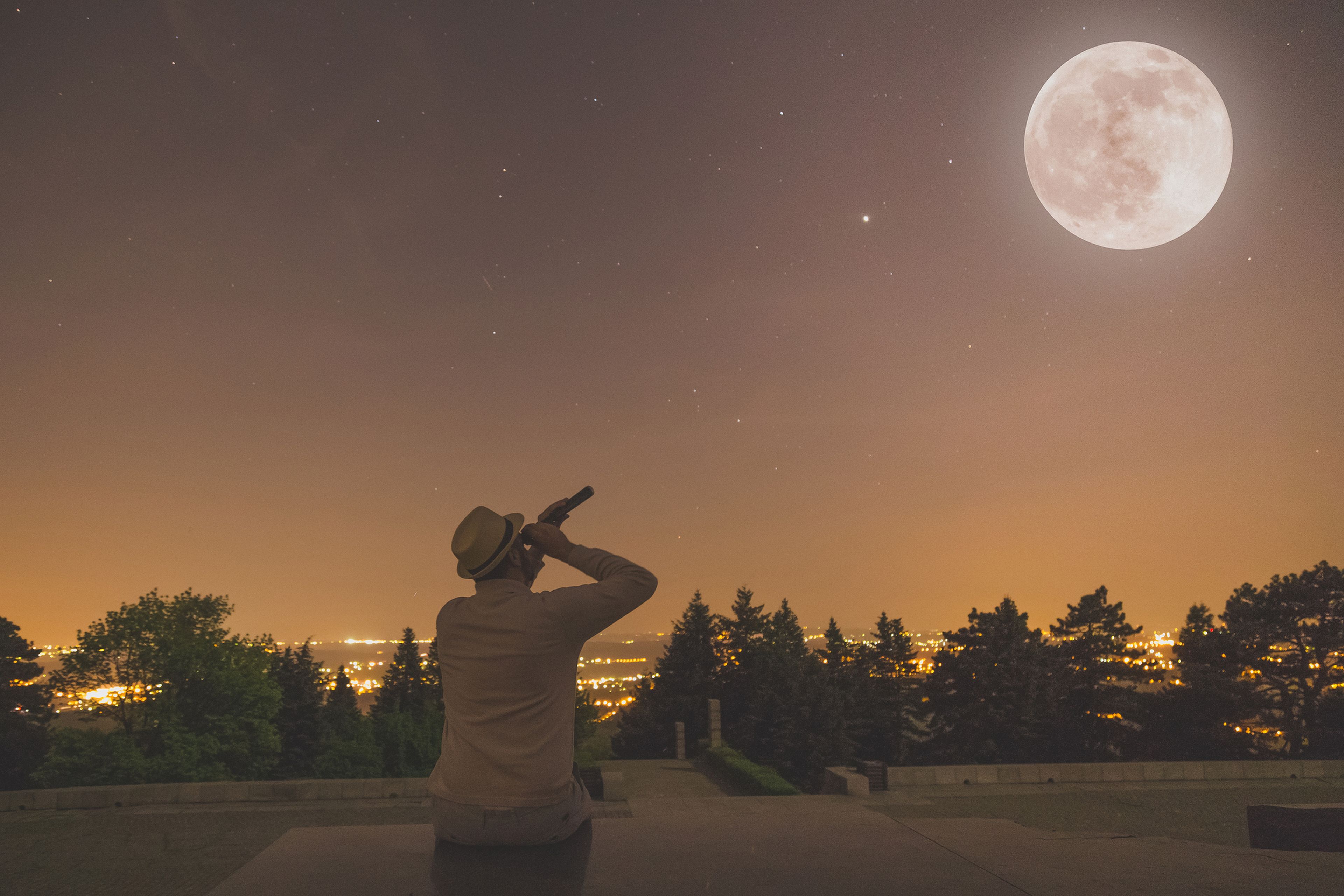 Hombre observando la Luna Llena