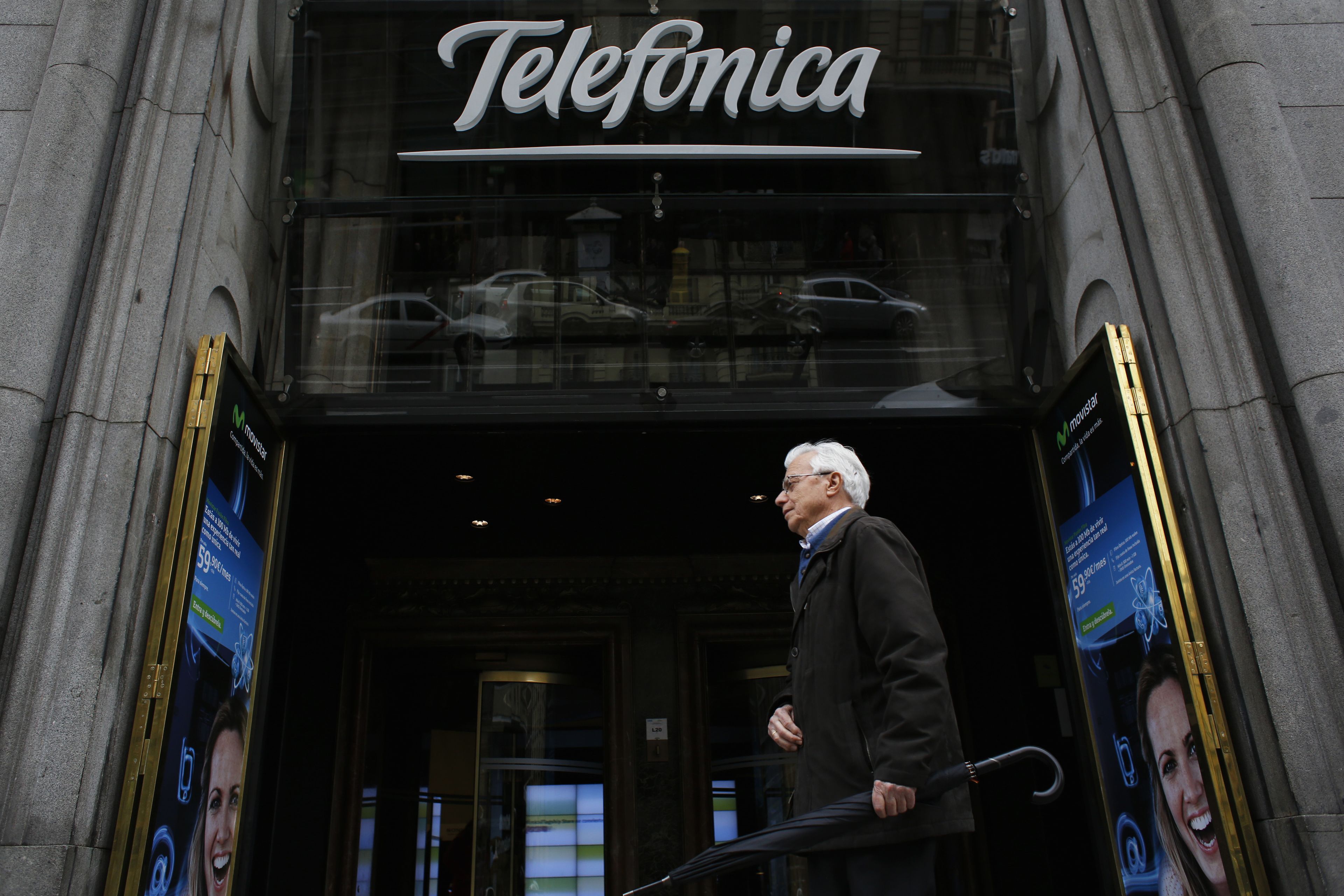 Un hombre pasa junto al edificio de Telefónica