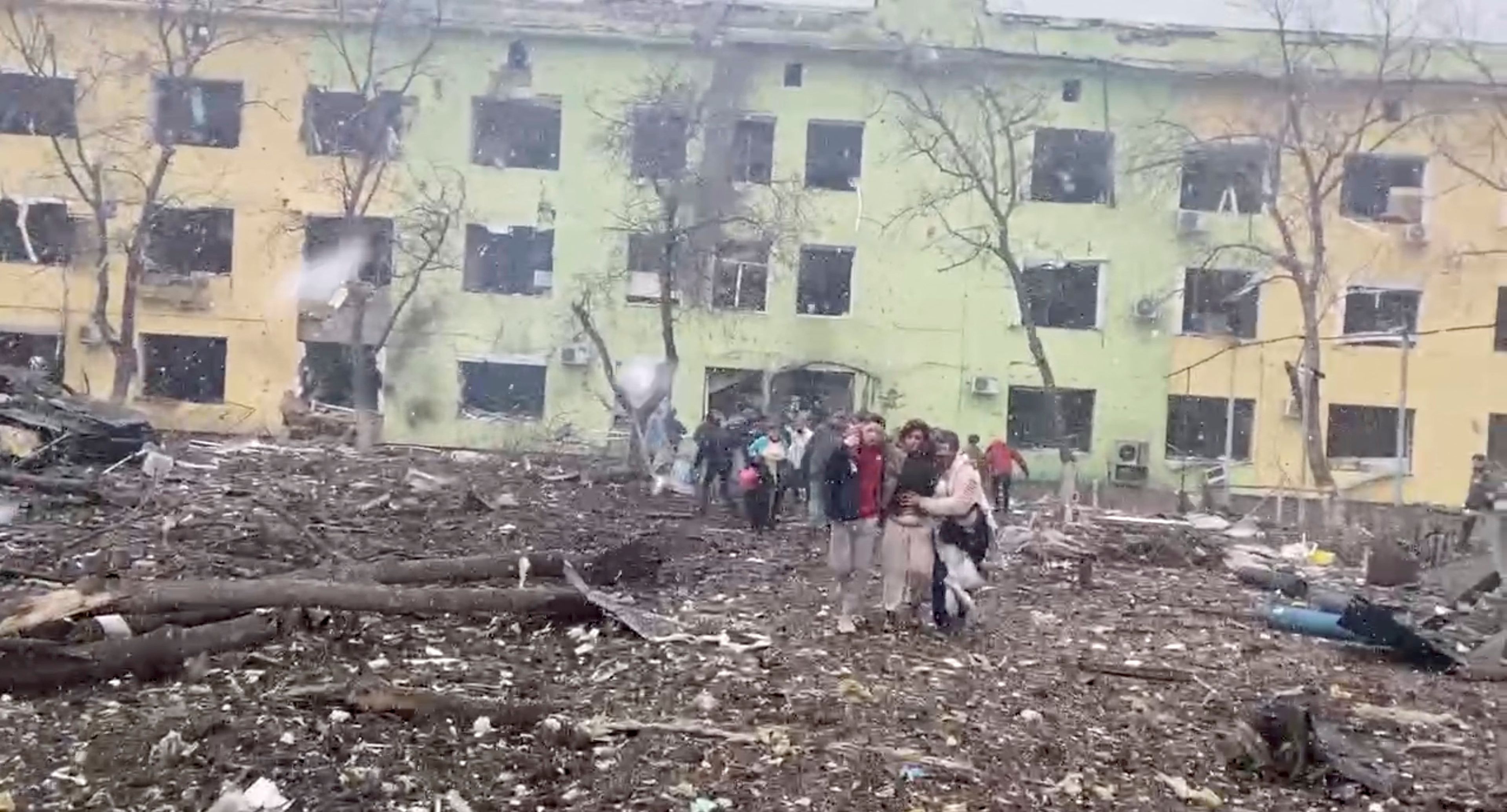 Un hospital infantil destrozado por las bombas en Mariupol (Ucrania).