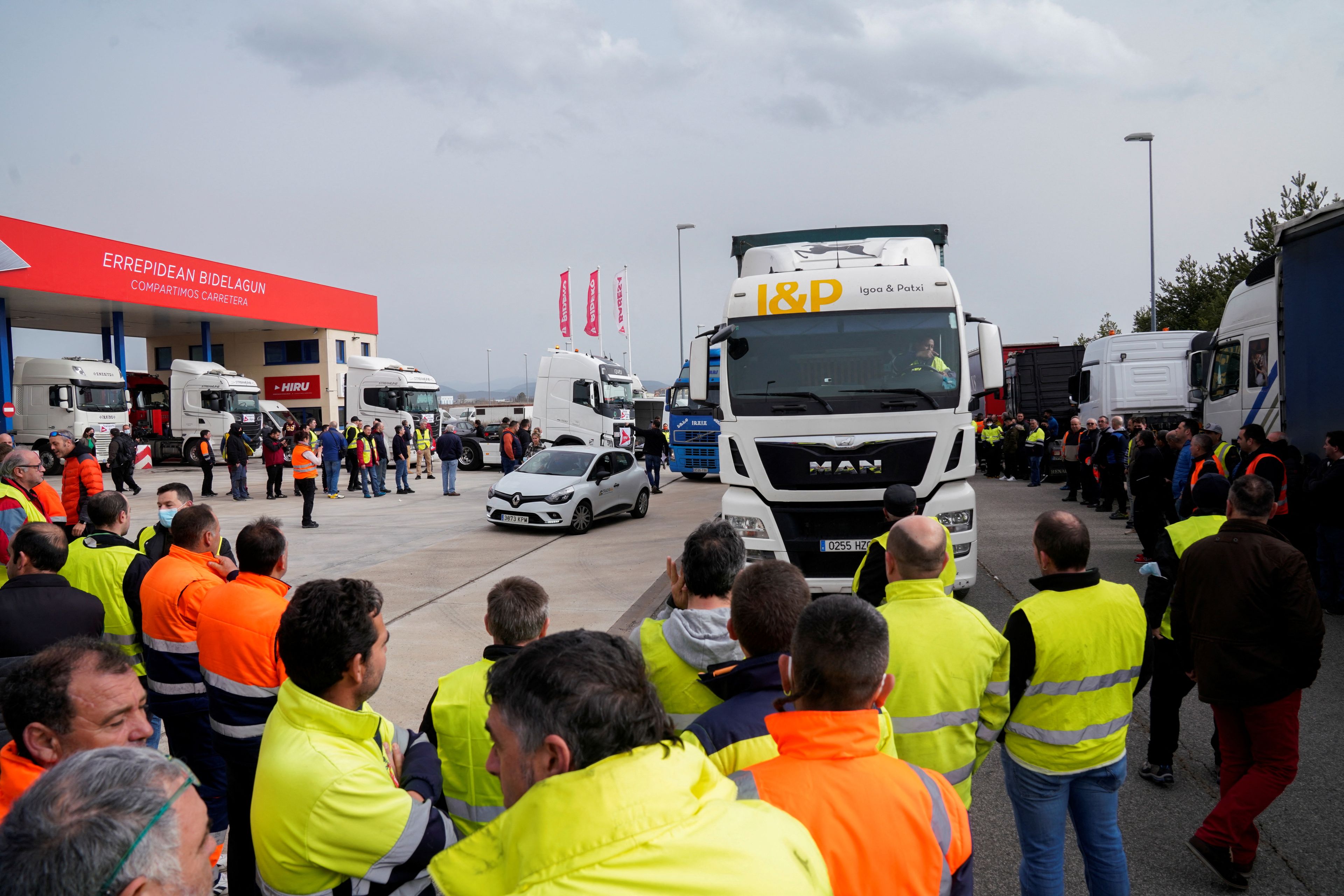Camioneros participan en la huelga nacional de transportistas esta semana en Noain, Navarra.