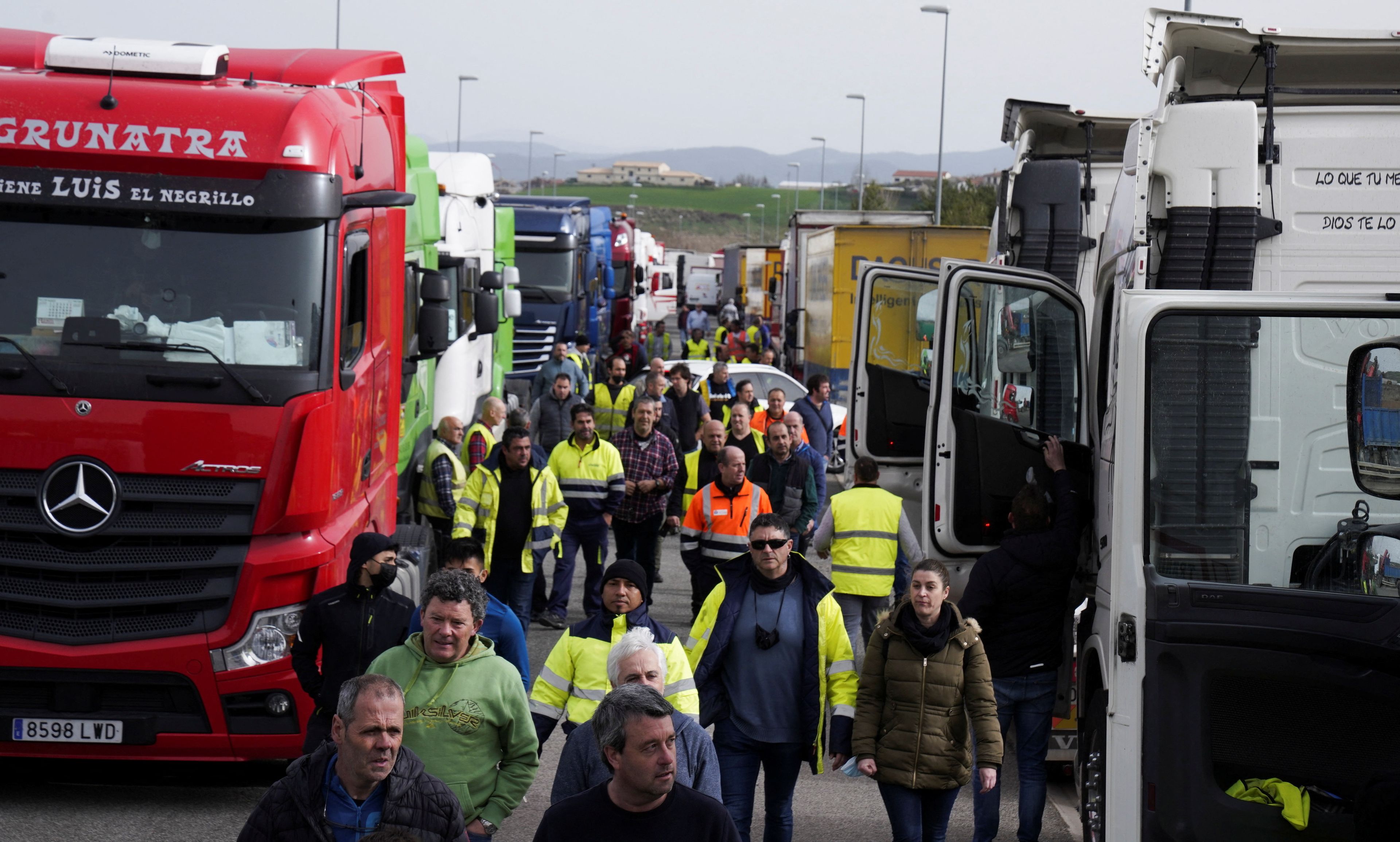 Transportistas se movilizan en Noain, Navarra (España).