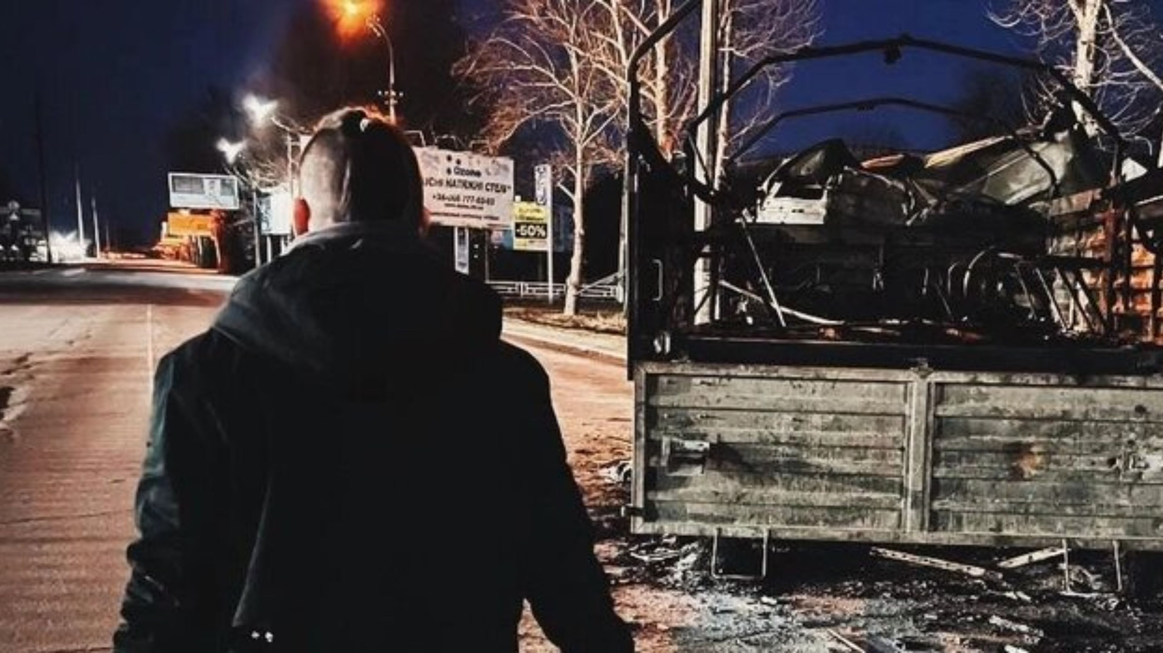 Igor, de 20 años, camina por las calles de Jersón, Ucrania, ocupada por Rusia.