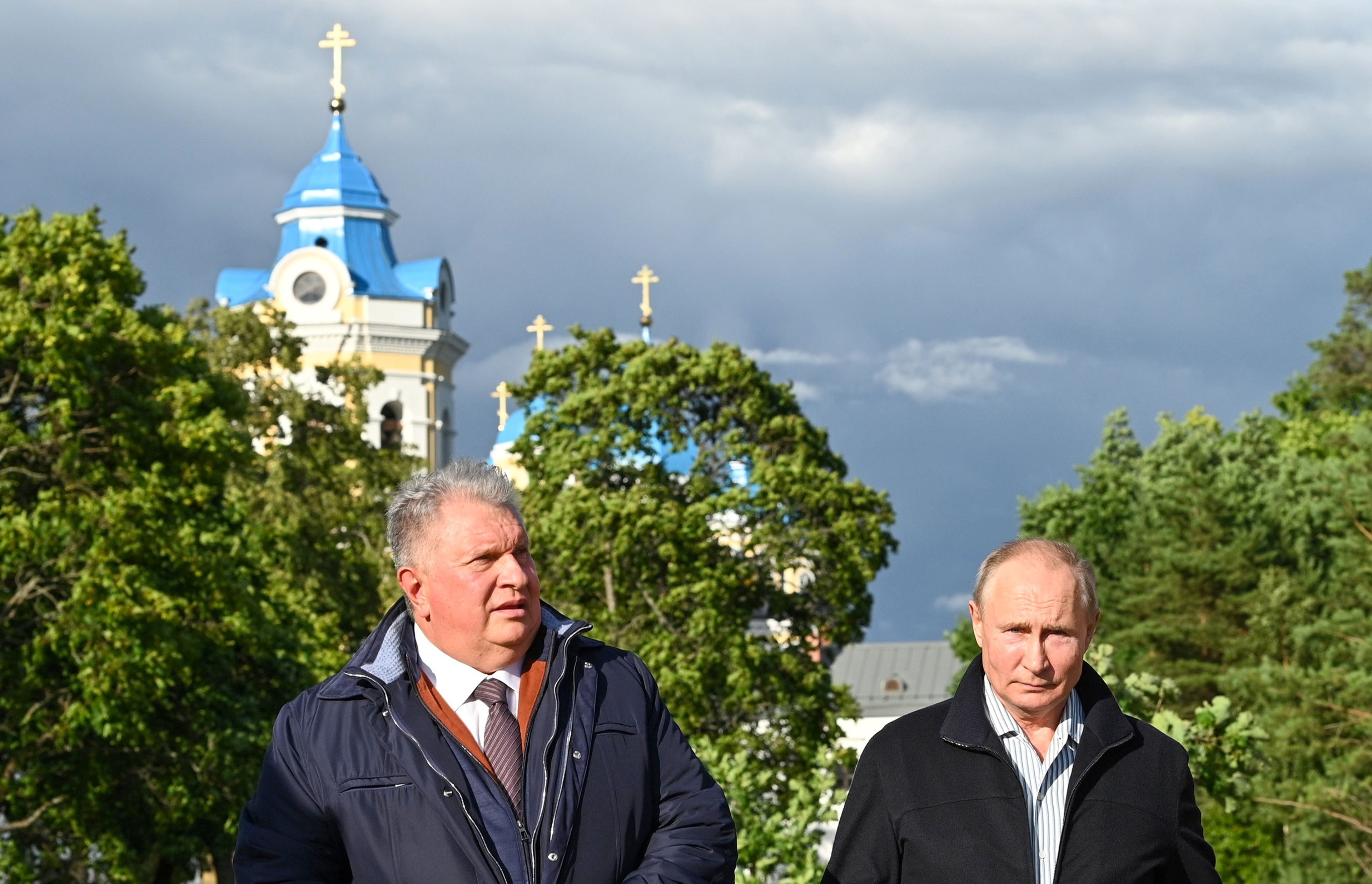 El magnate ruso del petróleo y CEO de Rosneft, Igor Sechin, junto al presidente ruso Vladimir Putin en el monasterio de Konevsky, al norte de San Petersburgo el 21 de agosto de 2021.