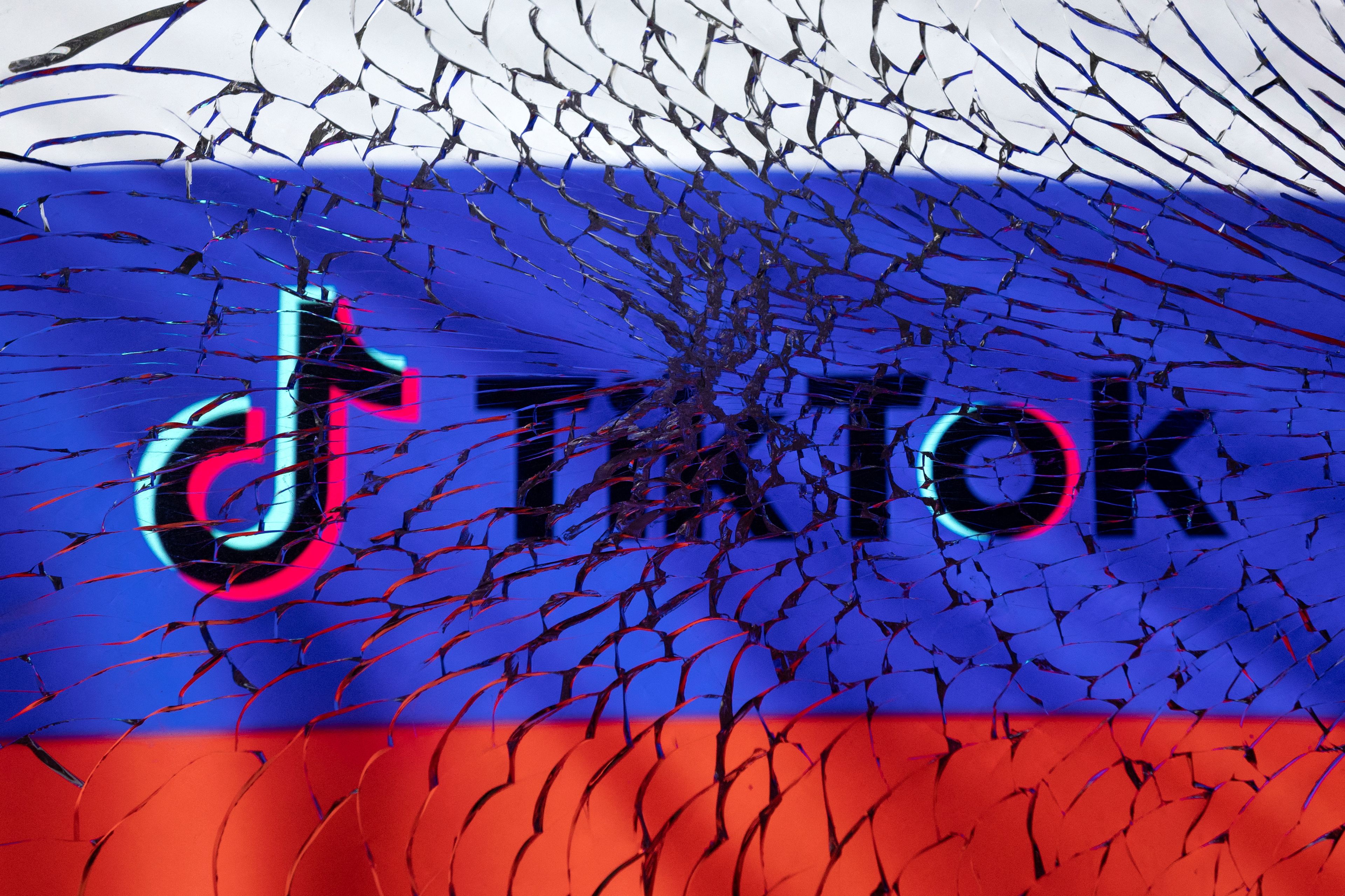 Ilustración con la bandera rusa y el logotipo de TikTok sobre un cristal roto.