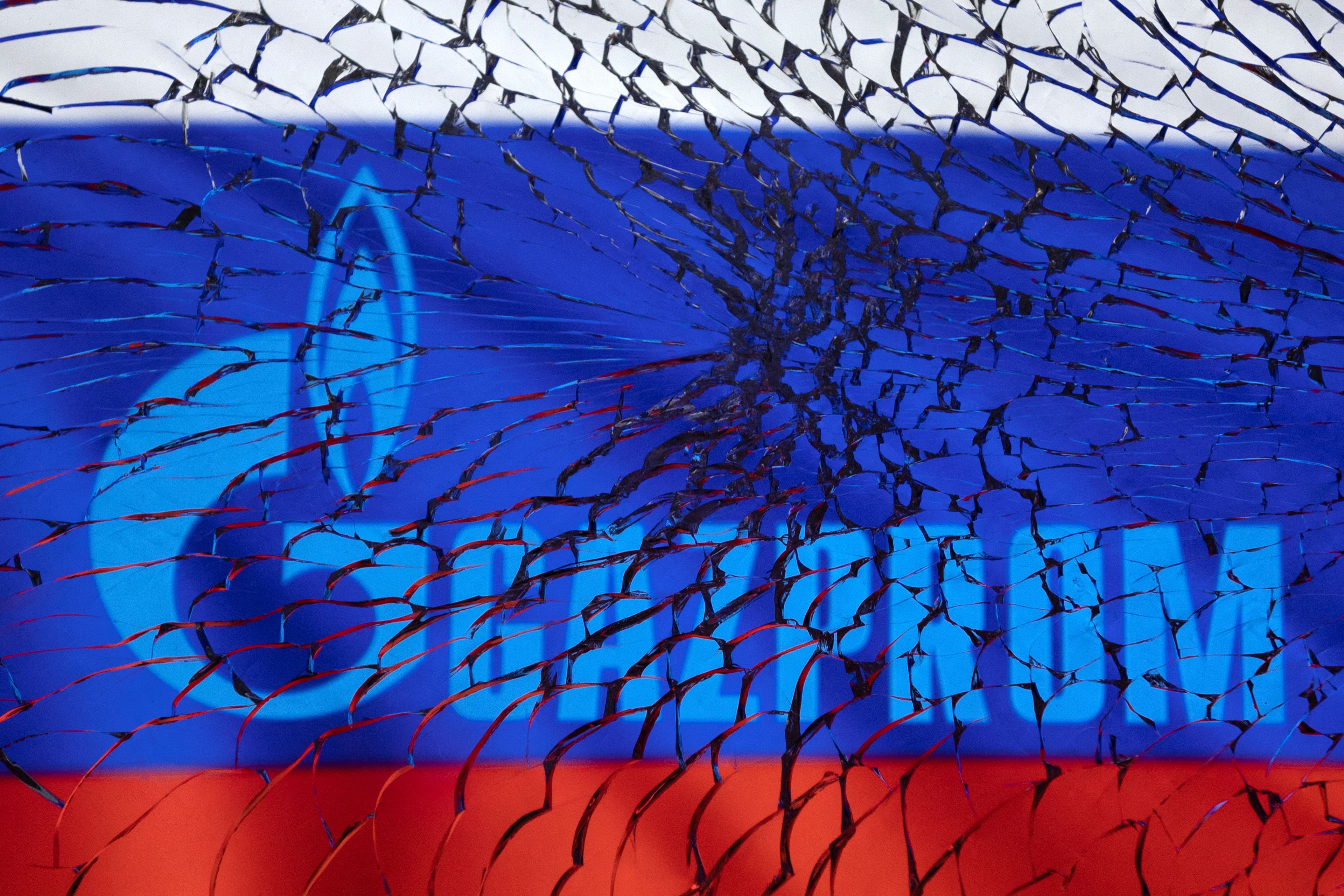 El logo de Gazprom junto con la bandera de Rusia.