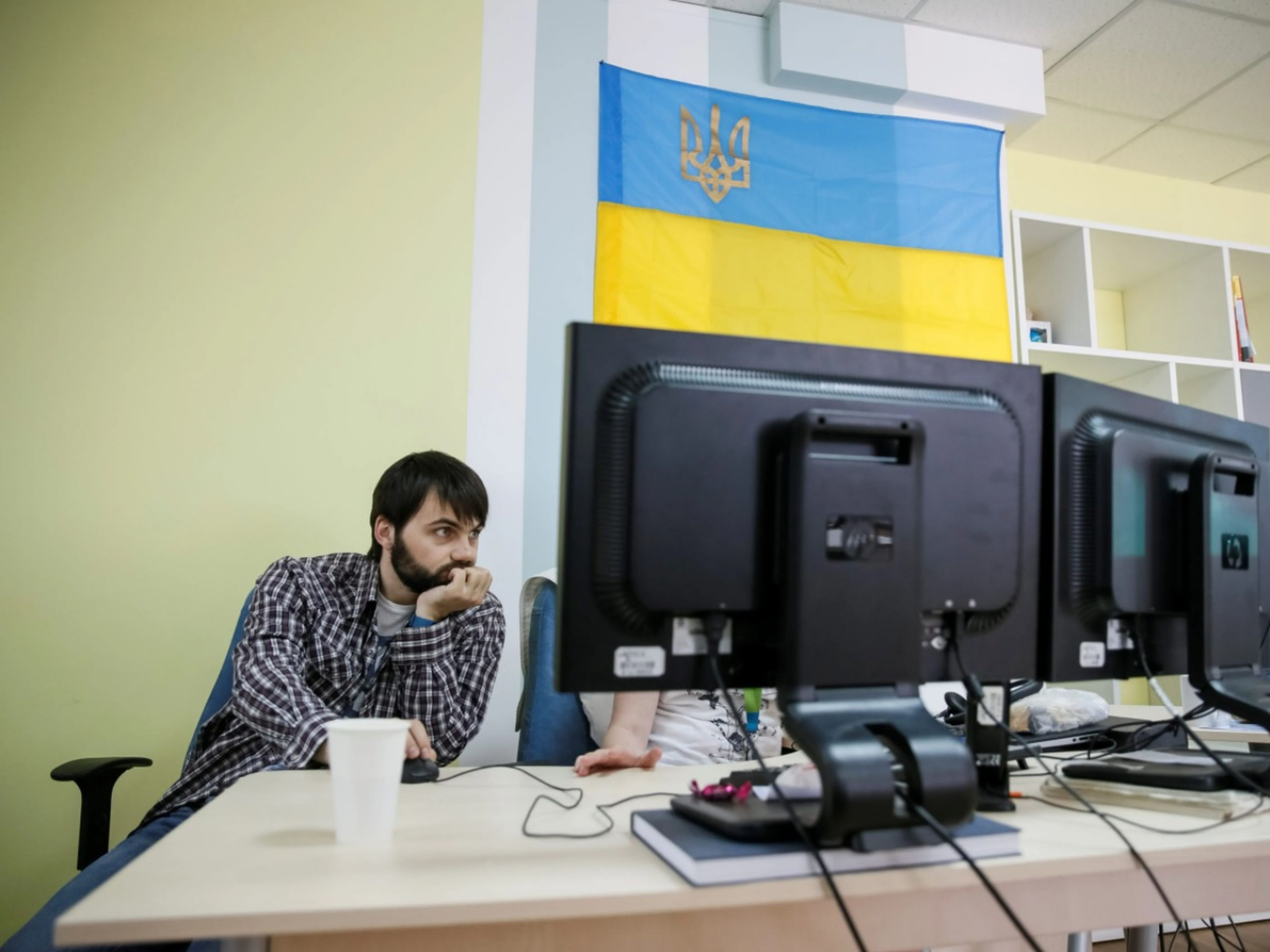 Informático de la empresa Infopulse en su oficina de Kiev (Ucrania).