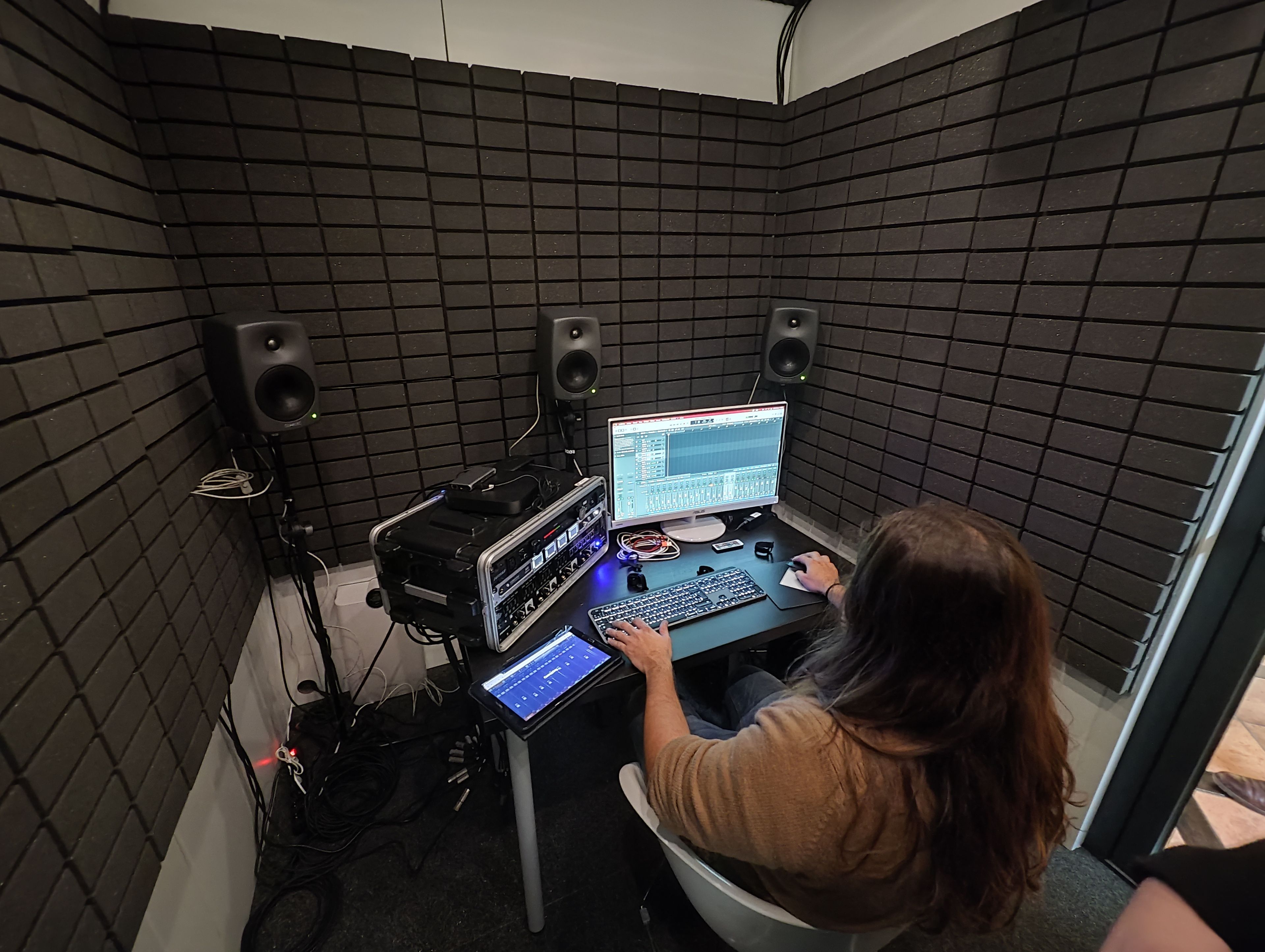 Interior del estudio portátil con Dolby Atmos.