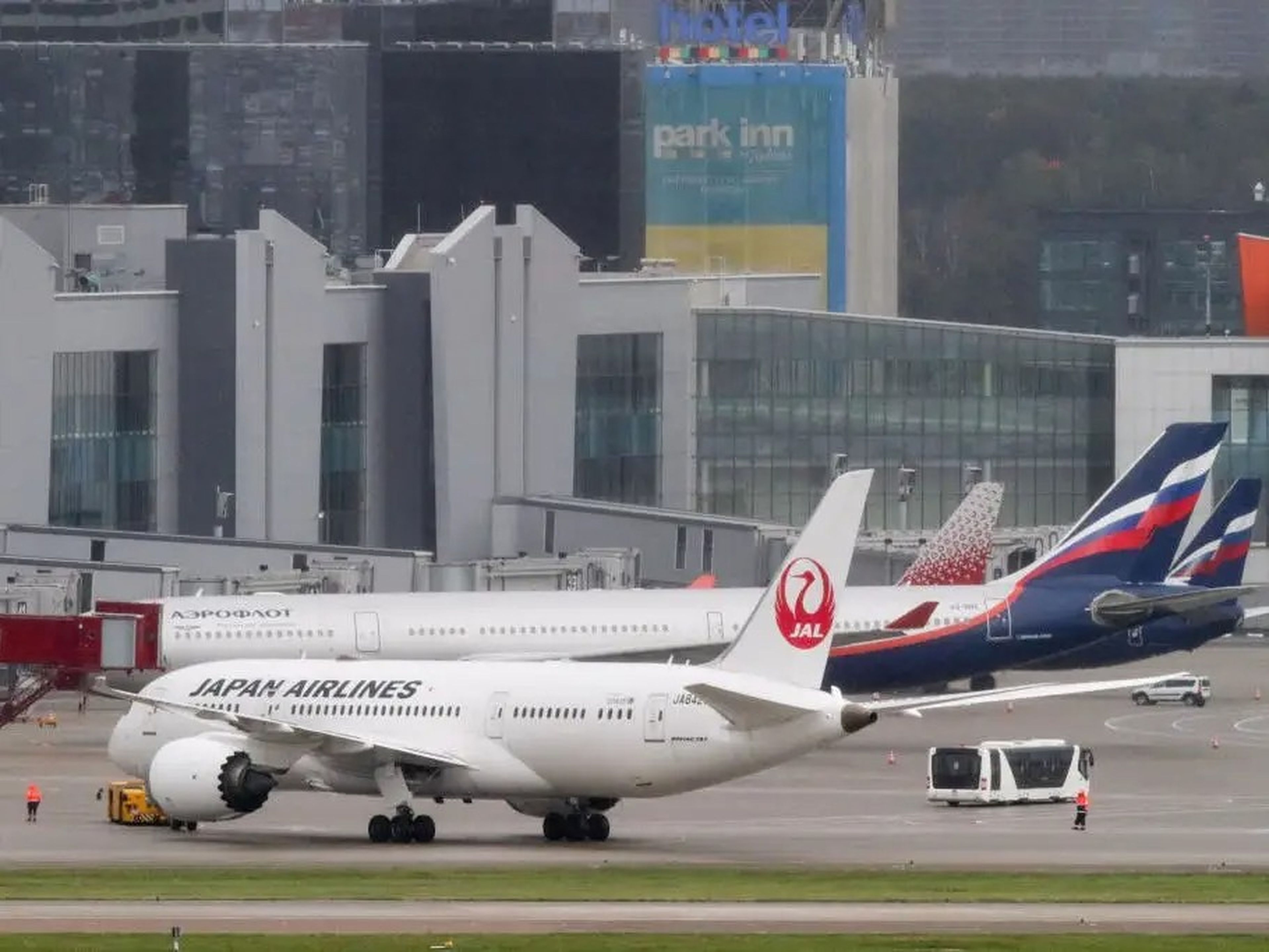 Aviones de Japan Airlines y Aeroflot en el aeropuerto internacional de Moscú-Sheremetyevo