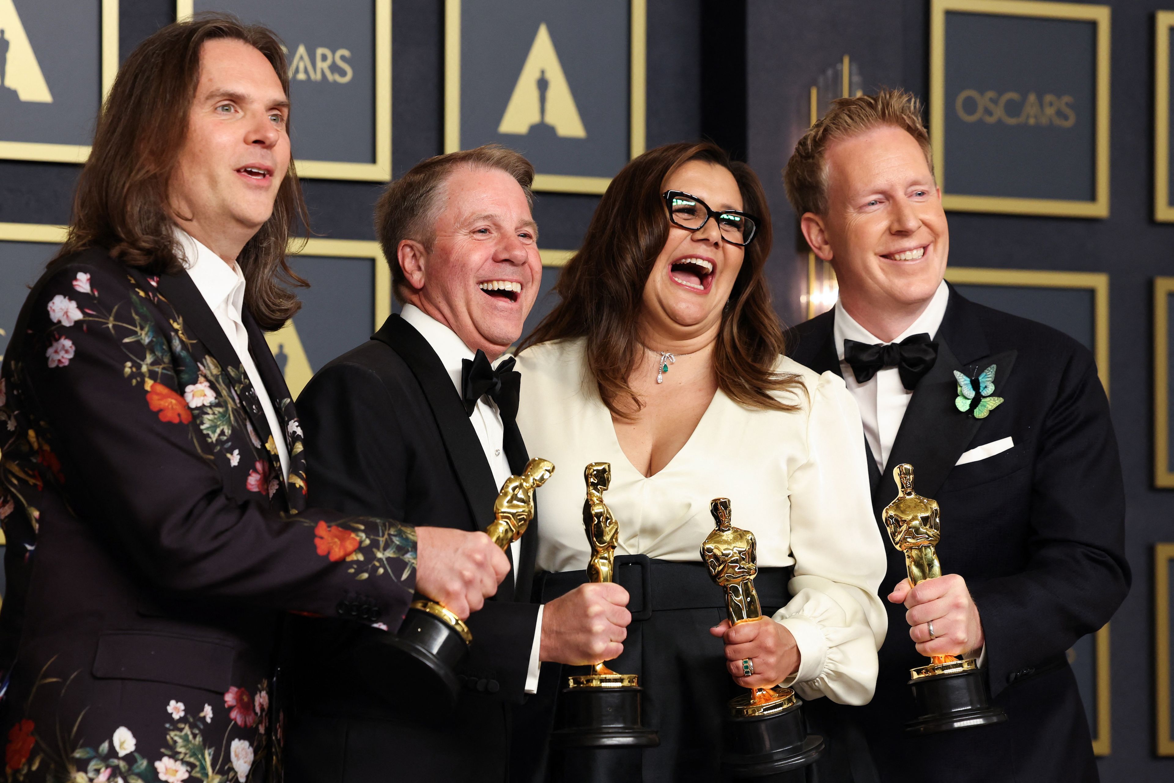 Jared Bush, Byron Howard, Yvett Merino y Clark Spencer posan con el Óscar a mejor película de animación por 'Encanto'.