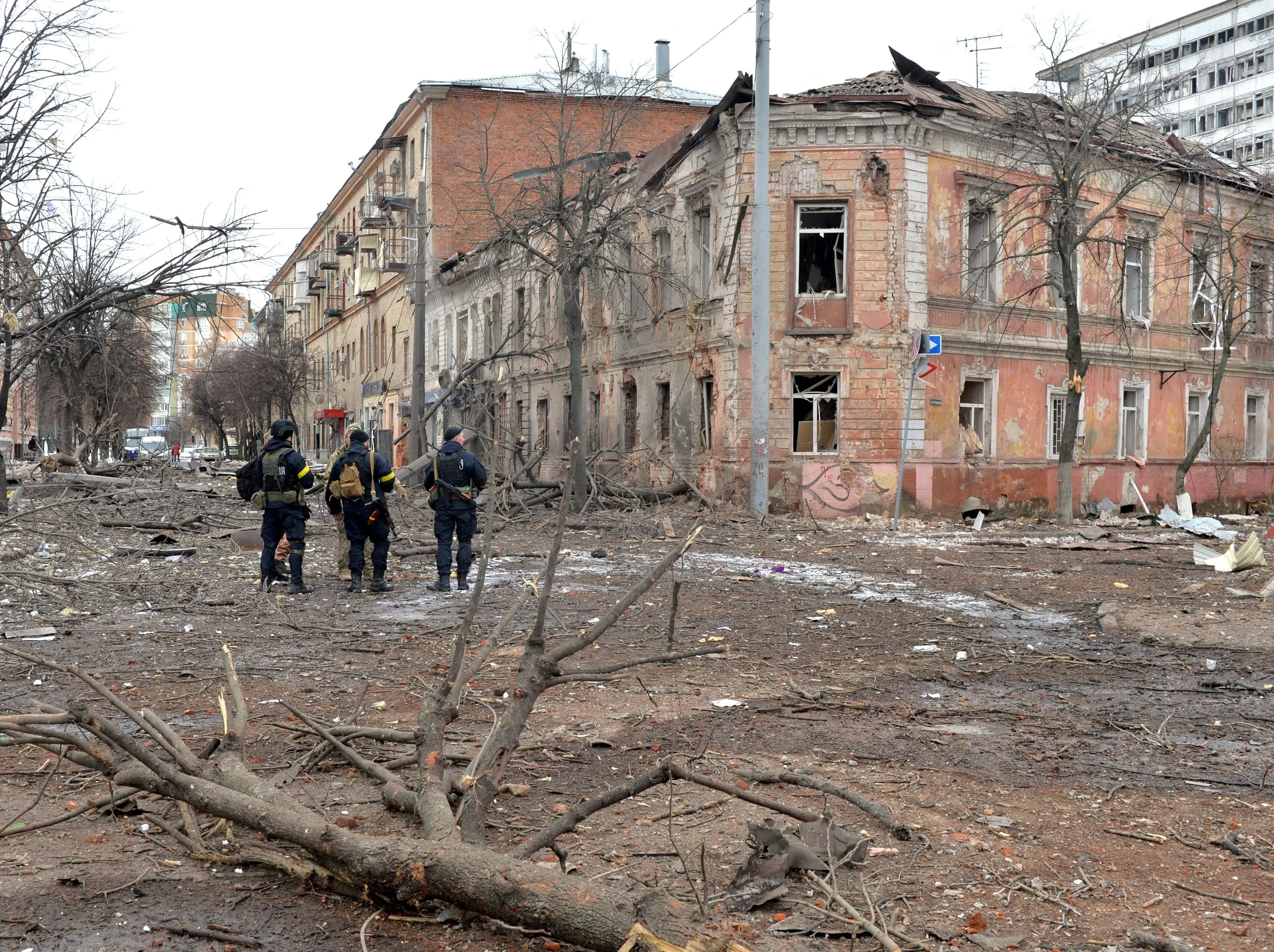 Agentes de policía ucranianos patrullan una calle tras un bombardeo en la segunda ciudad más grande de Ucrania, Járkov, el 7 de marzo de 2022.