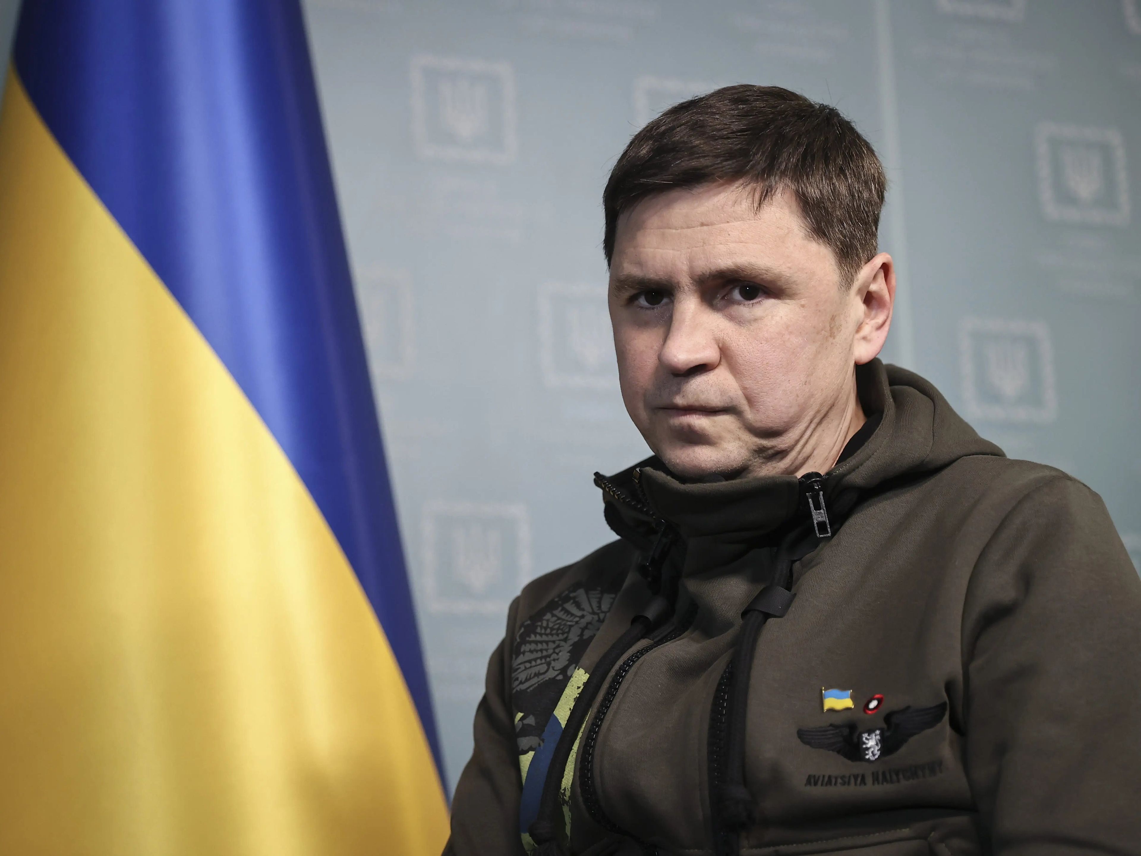El jefe de la oficina del presidente de Ucrania, Mikhail Podolyak, habla durante una entrevista sobre la crisis entre Rusia y Ucrania y las negociaciones entre Kiev y Moscú en Kiev, Ucrania, el 9 de marzo de 2022.