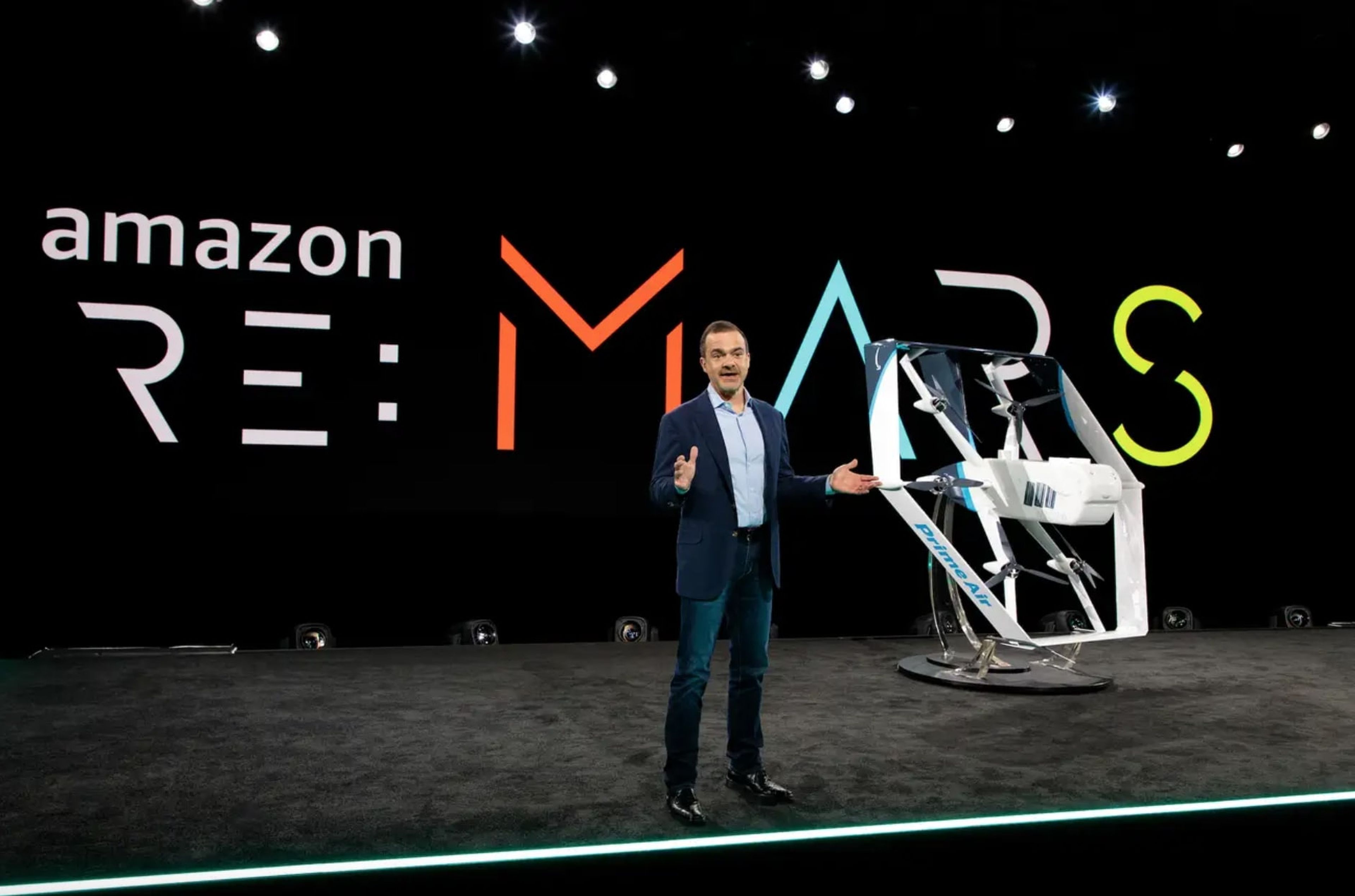 Jeff Wilke, jefe de Retail de Amazon, revela el nuevo modelo de drone de Prime Air en la conferencia Re:Mars de 2019.