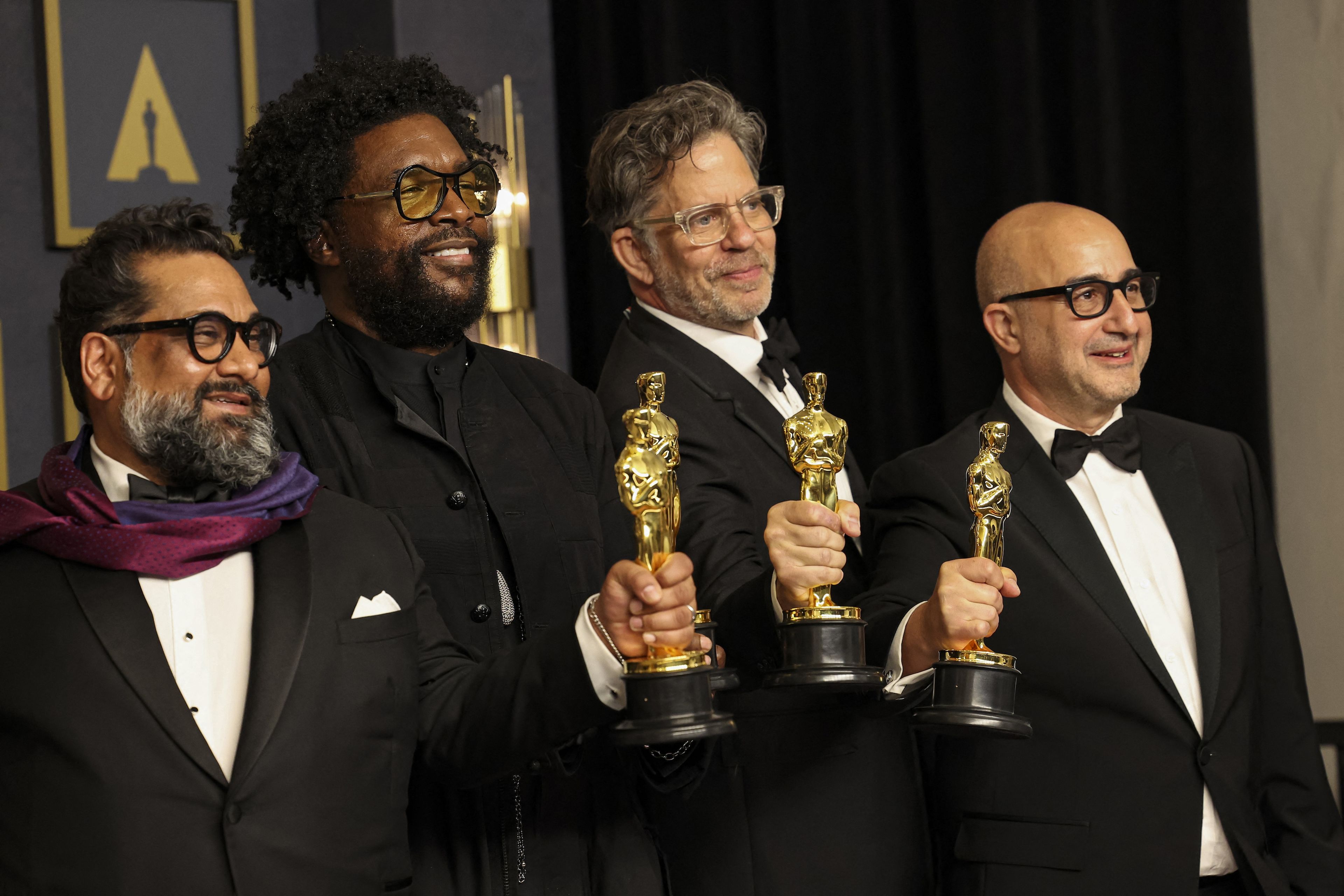 Joseph Patel, Ahmir "Questlove" Thompson, Robert Fyvolent y David Dinerstein posan con el Óscar al mejor documental.