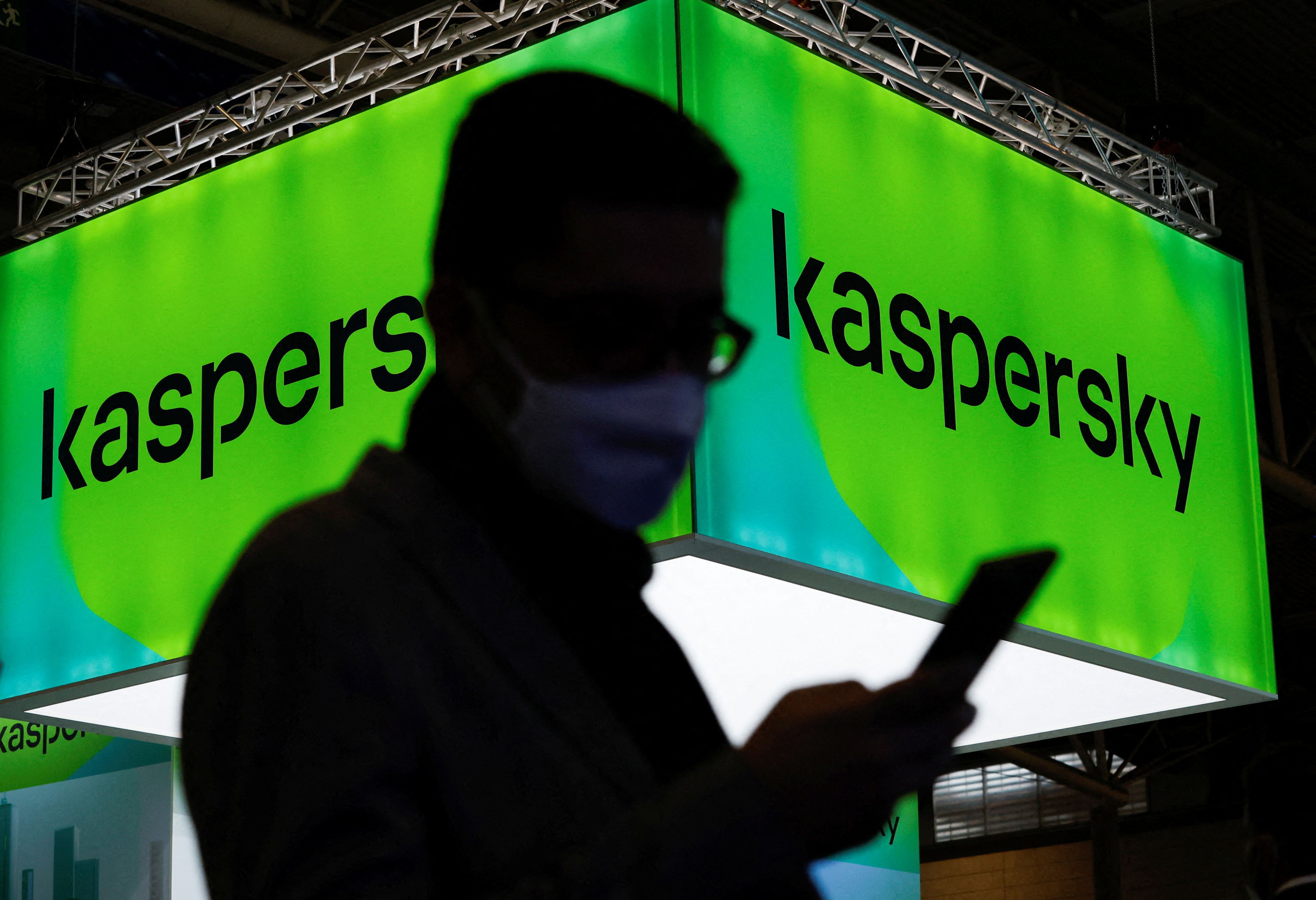 Una persona frente a un stand de Kaspersky en el Mobile World Congress de 2022.