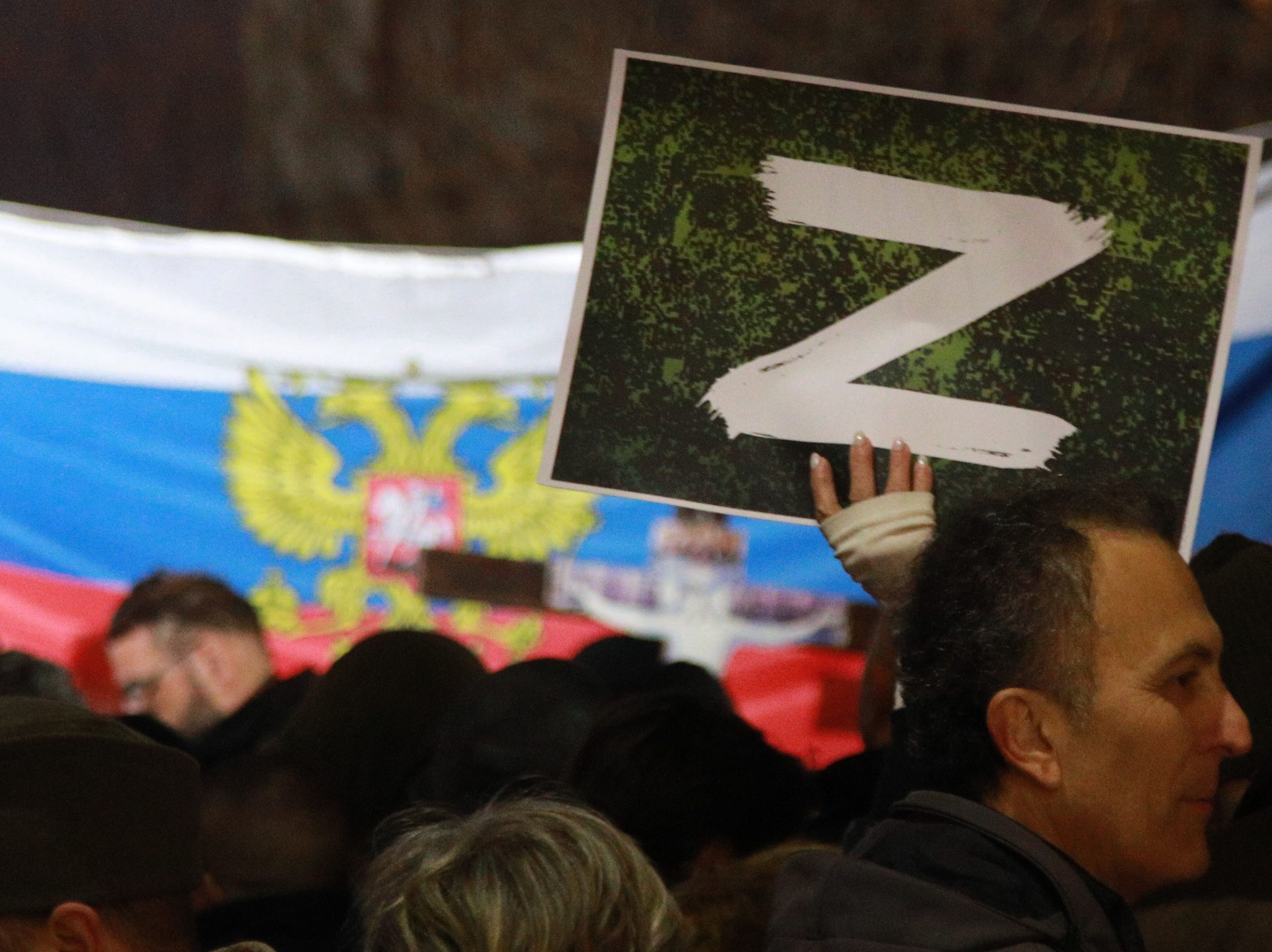 Cerca de un millar de manifestantes serbios de ultraderecha marchaba por las calles de Belgrado en apoyo a los ataques rusos en suelo ucraniano, algunos de ellos con carteles con la 'Z'.