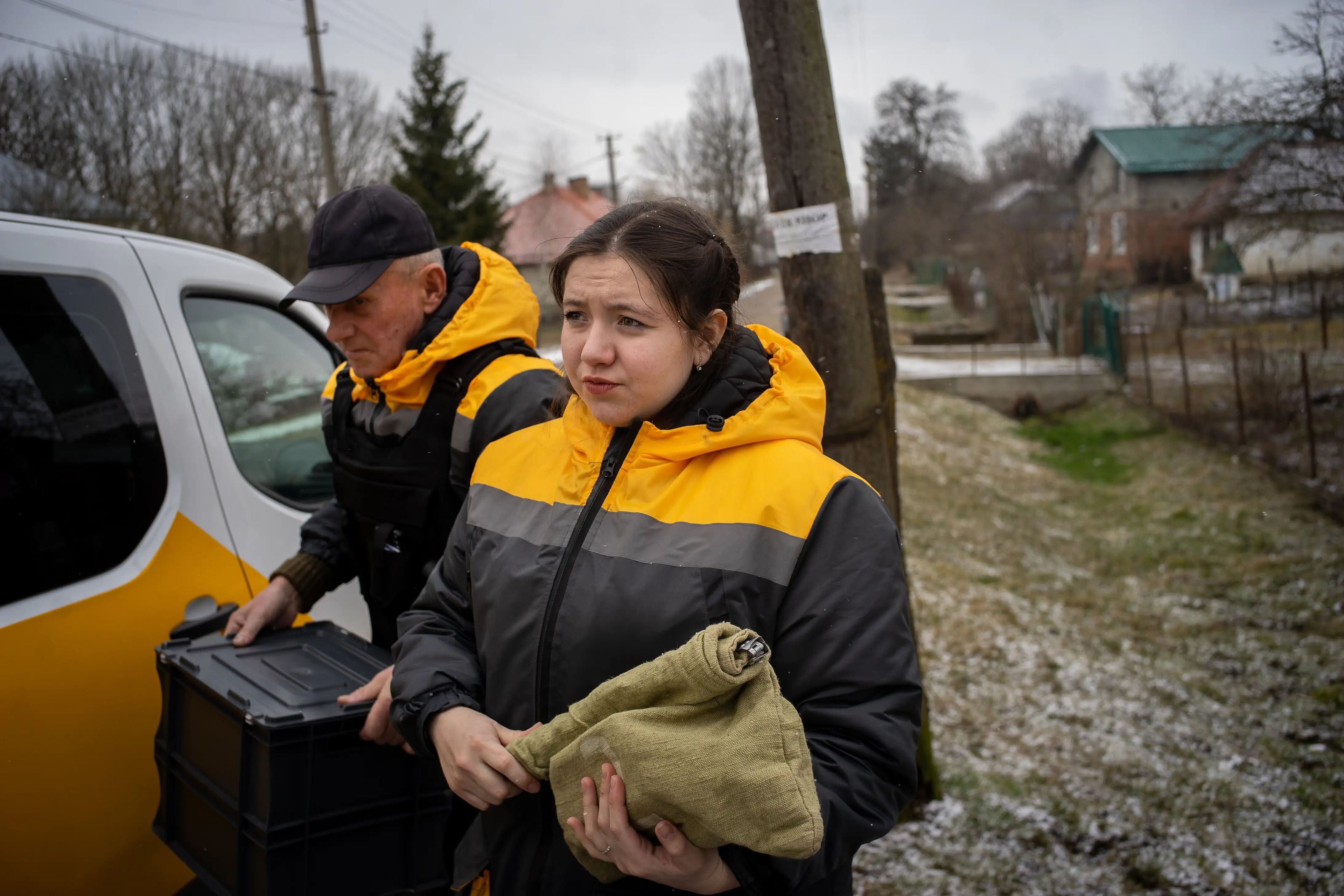 Maria Lukashevych y el conductor Hera Vasyl, haciendo una parada para entregar pensiones en efectivo y comestibles.