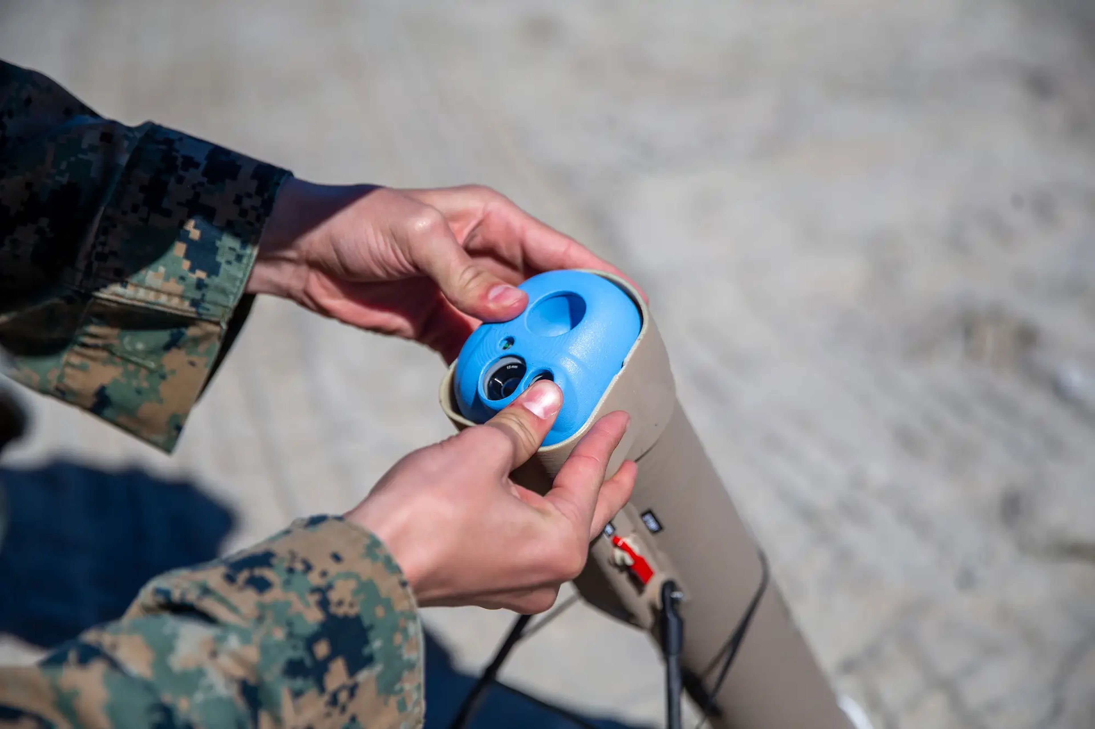 Un marine estadounidense prepara un Switchblade durante un ejercicio, el 3 de marzo de 2022.