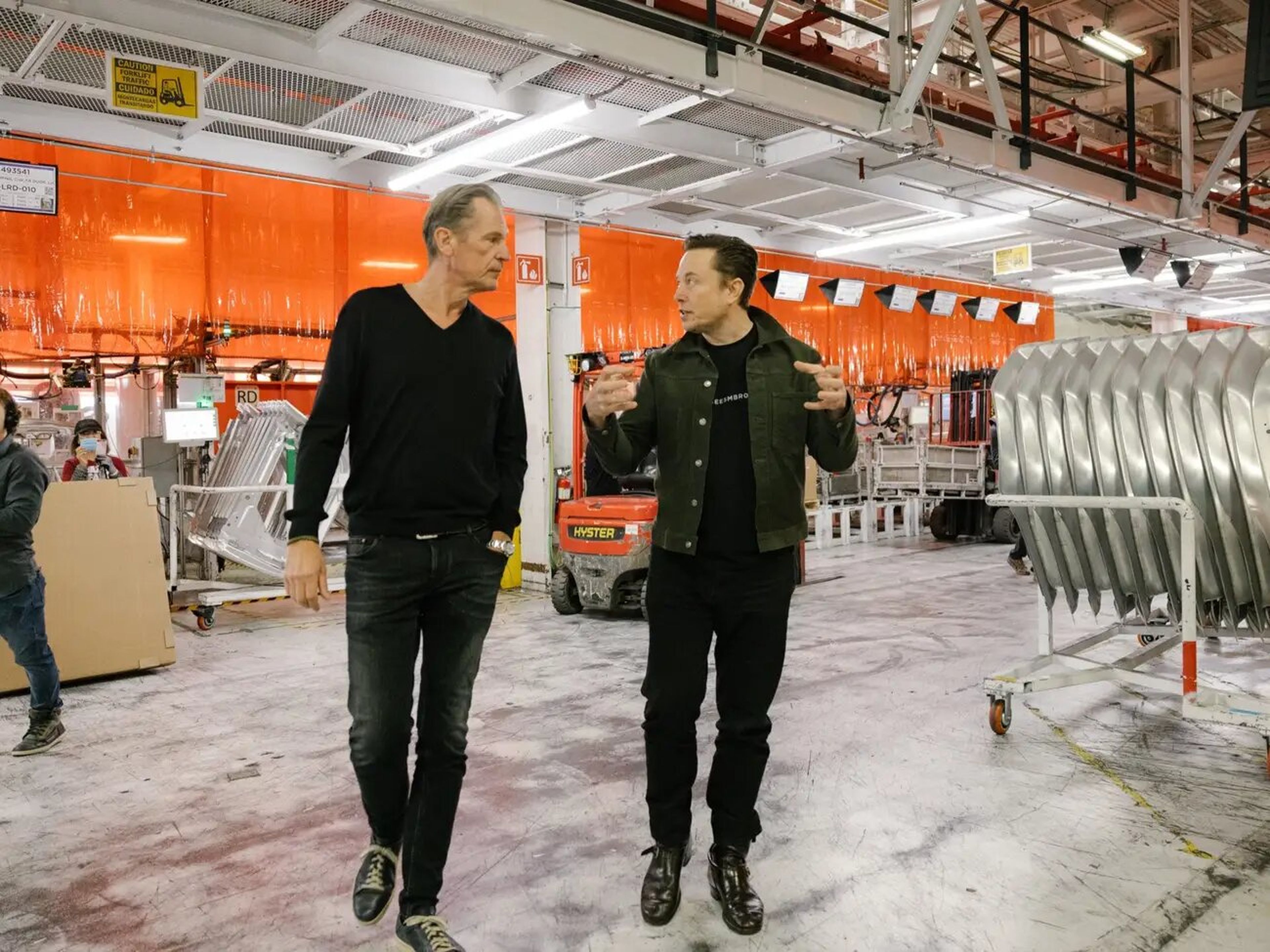 Mathias Döpfner habla con Elon Musk en la fábrica de Tesla en Fremont, California.