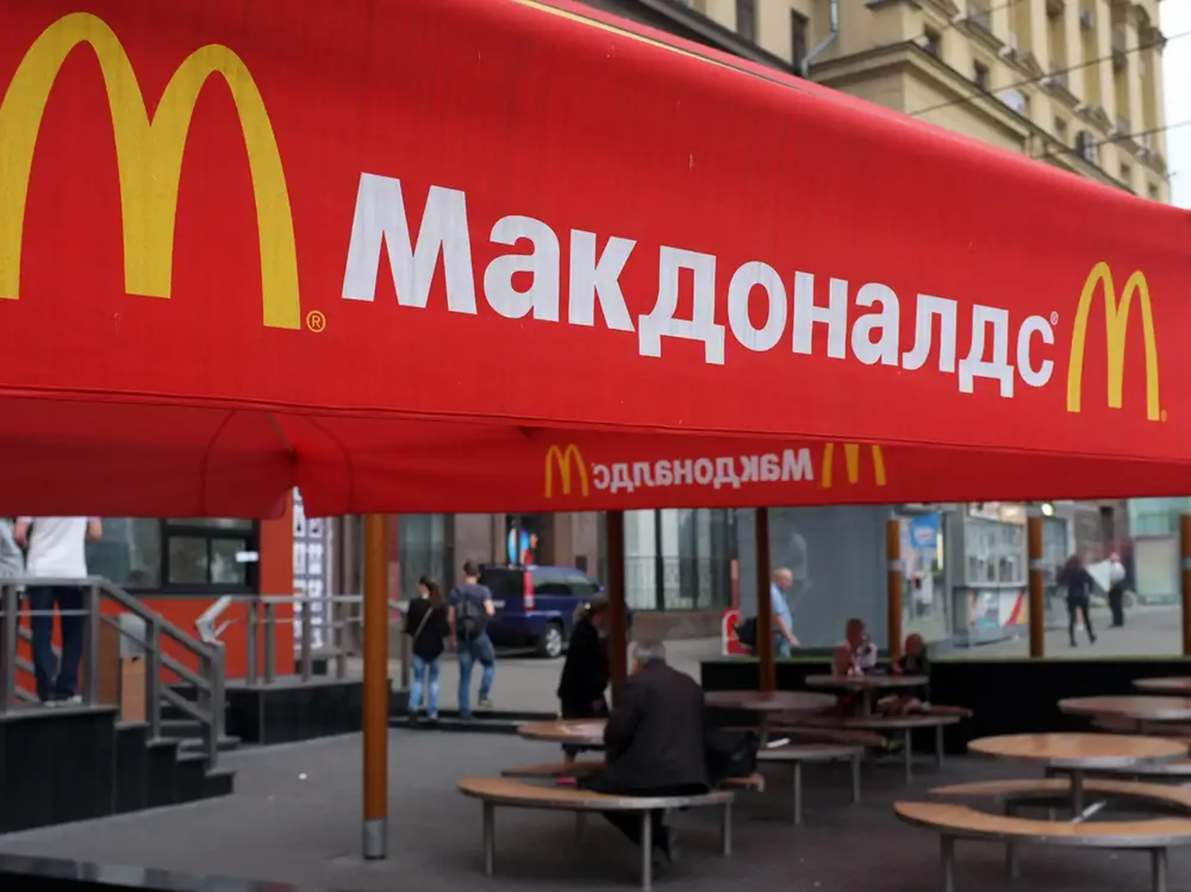 McDonald's dijo el 8 de marzo que cerraría temporalmente sus aproximadamente 847 restaurantes en Rusia en respuesta a la invasión del país a Ucrania